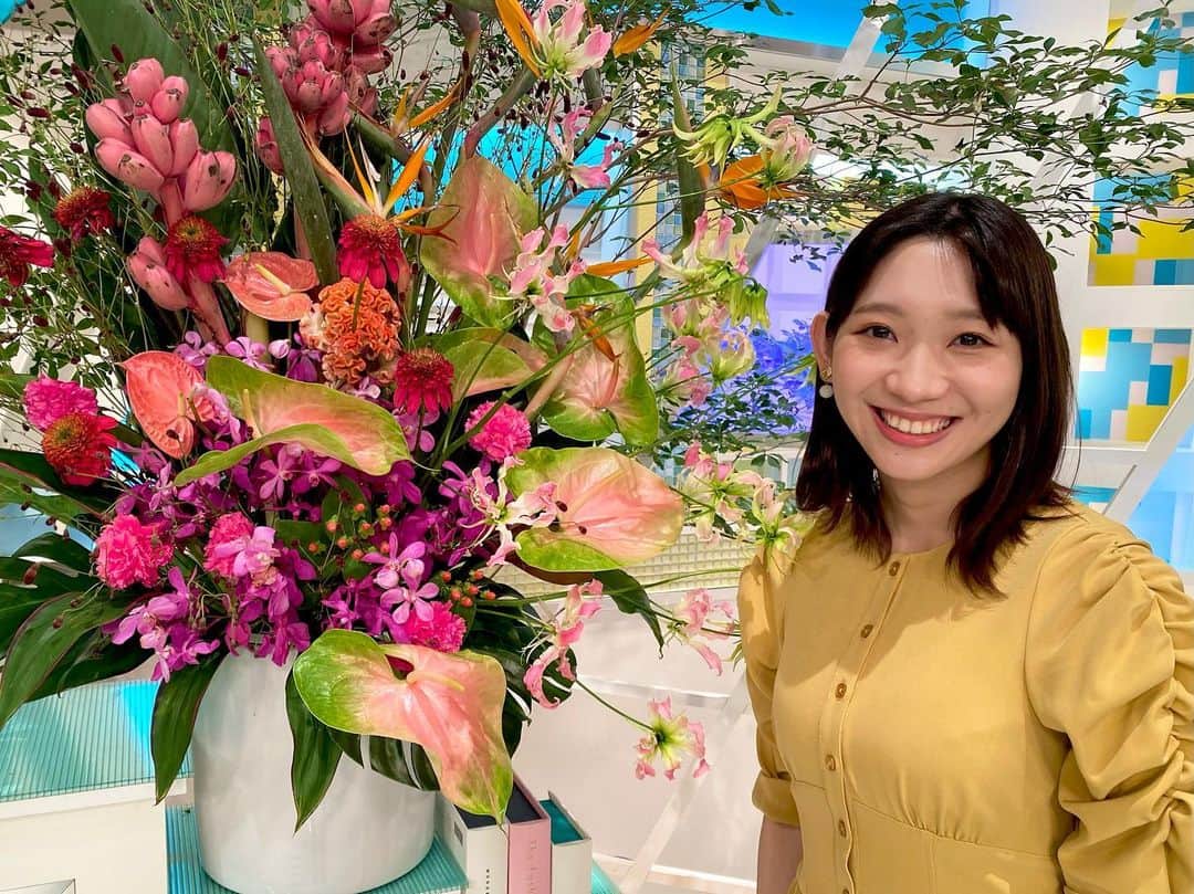 小林茉里奈のインスタグラム：「・ おでこを出した日…♡  2枚目は須田さんを見て笑ってます🤣笑笑  #スワイプしてね  #fbs #福岡放送 #朝番組 #バリはや #アナウンサー #小林茉里奈 #ヘアアレンジ #ボブアレンジ #ボブヘアアレンジ #センター分け #ヘアスタイル」