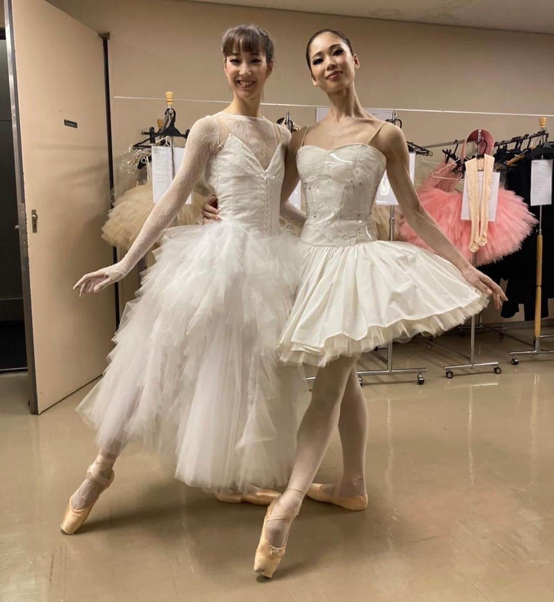 中村祥子のインスタグラム：「@balletthenewclassic   舞台が始まったら バタバタであまりみんなと 写真を撮れなかったのが残念。  ヘア•メイクは @yuka_washizu さん @kenshinasano さんと スタッフの方々が毎回ダンサー皆のヘアメイクをやって下さり素敵なアイデアが盛りだくさんでした✨✨✨  衣装デザインの @chikakisada さんは、最後の最後まで ダンサーそして全ての衣装に寄り添い調整して下さいました✨ 今までになかったデザインの 衣装で私自身にも表現すべき 新しいインスピレーションが 感じとれたりと貴重な経験をさせて頂きました✨✨✨  そして生演奏 @shino.takizawa さん @yoshitoomiya さんは 本当に素晴らしかった✨✨✨ ご一緒できて本当に 嬉しかったです‼️  そして、若きダンサー達 それぞれのもつエネルギー、 個性、そして情熱❤️‍🔥が本当に 素晴らしく、魅力的なダンサー達ばかりでした✨✨✨ 短い期間だったけれど、舞台を 共にできて刺激的であり、 楽しい時間でした☺️ ありがとう♥️  #素敵な花束 ✨✨✨ #癒される空間  #感謝です」