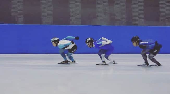 小平奈緒のインスタグラム：「競技人生最後のショートトラック合宿を、怪我なく無事に終えました🙌  学生時代はよく転んだり、ふわふわしてバランス取るのに精一杯でしたが、全身で「こう滑りたい」が表現できるようになり、ようやく氷と共鳴するようになってきました。  私たちのチームは、決して強い選手の集まりではありませんが、スケートというスポーツを通して、身体の事やテクニックの事、心の持ち方、思考の伝え方、それぞれの学びを深めていける知の共有がある集まりだと思っています。  「学生のチームはプロフェッショナルじゃない」  そんな事を言われたこともありますが、私は学生から日々沢山のことを学んでいます。  小さなリンクに描いたトレースを、後輩たちが引き続き色鮮やかにしてくれることと思います🧑🏻‍🎨  ラストレースまで残り2ヶ月🍎 さて、次は私たちのフィールド！ 400mリンクです⛸  Let’s go!  #スピードスケート #Sponsored #Supported #相沢病院 #信州大学 #OAKLEY #2XU #JA全農長野 #Mazda #甲信マツダ」