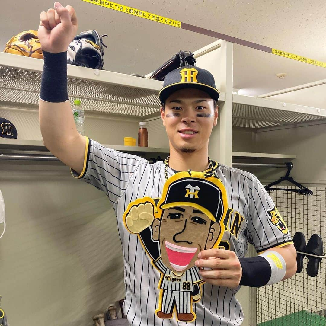 阪神タイガースさんのインスタグラム写真 - (阪神タイガースInstagram)「4番の一撃で藤浪選手を援護した佐藤輝明選手です！ #佐藤輝明 選手 #ナイスホームラン ✨ #矢野ガッツ メダル #阪神タイガース  #イチにカケル！」8月20日 18時45分 - hanshintigers_official