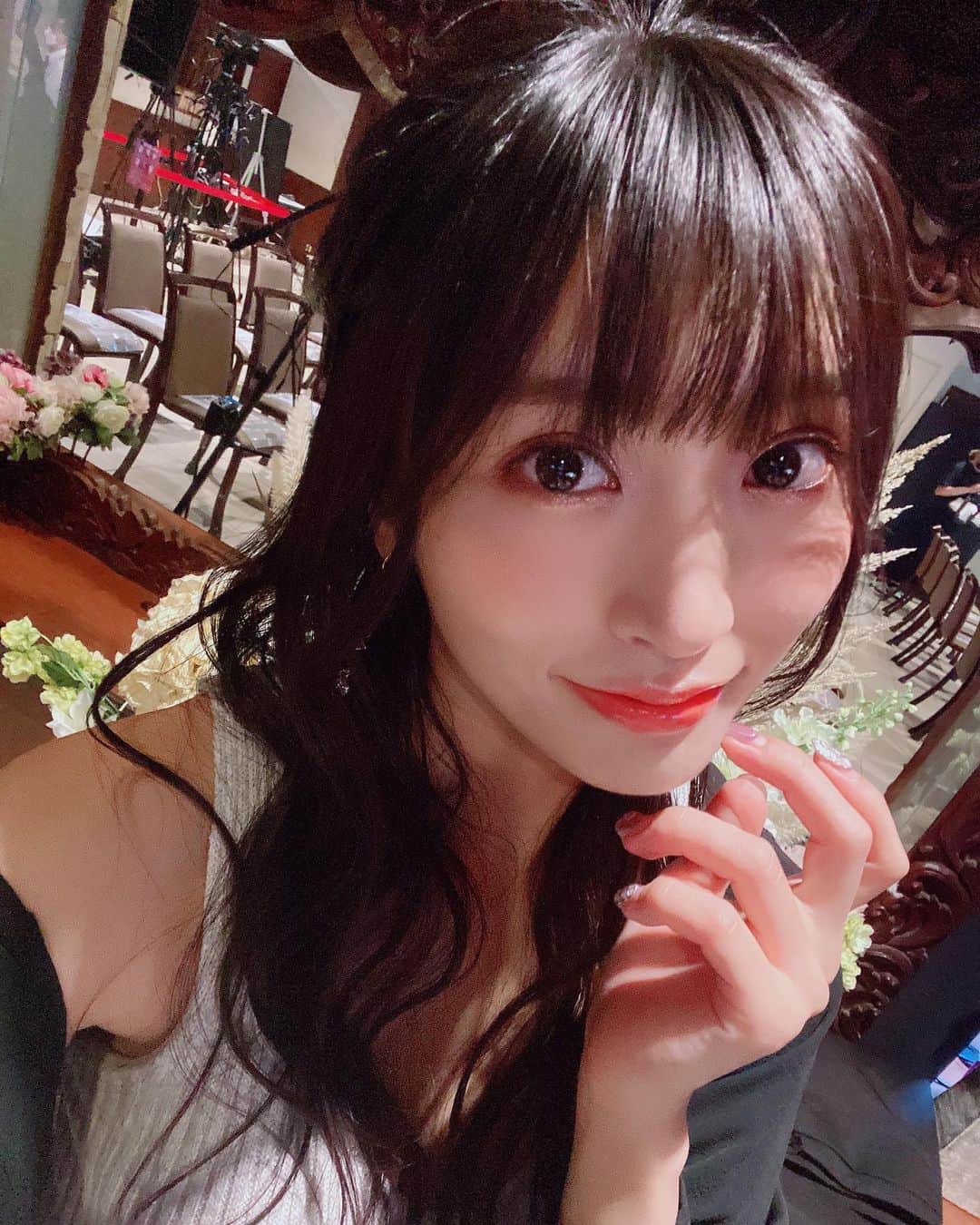 根岸愛のインスタグラム：「💄✨💄 . メイクも華やかな感じに 仕上げていただきました🥳✨ 編み込みゆるハーフアップ💇‍♀️ 4枚目はbeforeのすっぴんです😶 #makeup #編み込み #ハーフアップ #メイク」