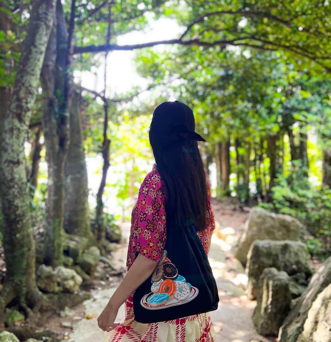 Hanaさんのインスタグラム写真 - (HanaInstagram)「沖縄旅行コーデ🌺🌴  ONE PIECE @uniqlo_ginza  shoes @nike  bag @ballandchain_official   #UNIQLO#ユニクロコーデ #40代コーデ#UNIQLOcoordinate #instagood#instalike#ootd #coordinate#fashion#wardrobe #カジュアルコーデ#休日コーデ #Tシャツコーデ#サンダル#Tシャツ #コーディネート #シンプルコーデ# #骨格診断#骨格診断ストレート #プチプラミックス#プチプラ」8月20日 18時59分 - hana_uniqlo