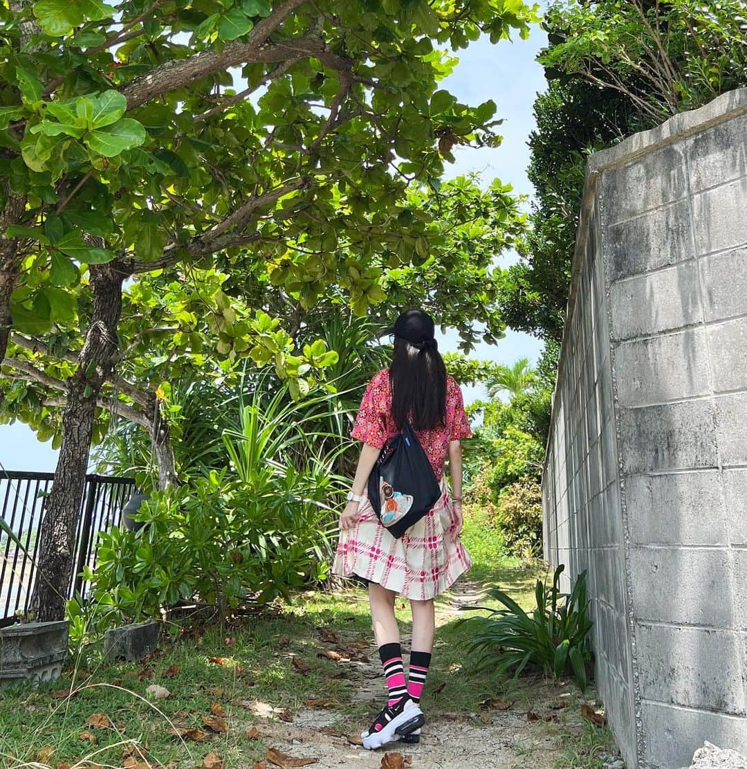 Hanaさんのインスタグラム写真 - (HanaInstagram)「沖縄旅行コーデ🌺🌴  ONE PIECE @uniqlo_ginza  shoes @nike  bag @ballandchain_official   #UNIQLO#ユニクロコーデ #40代コーデ#UNIQLOcoordinate #instagood#instalike#ootd #coordinate#fashion#wardrobe #カジュアルコーデ#休日コーデ #Tシャツコーデ#サンダル#Tシャツ #コーディネート #シンプルコーデ# #骨格診断#骨格診断ストレート #プチプラミックス#プチプラ」8月20日 18時59分 - hana_uniqlo