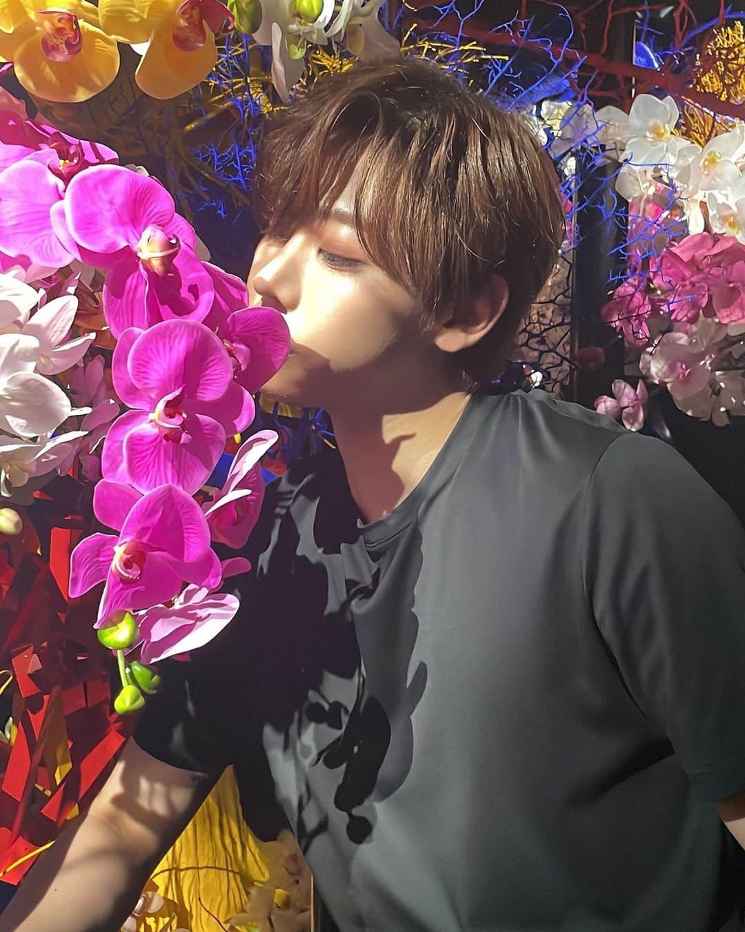上原潤（JUNE）のインスタグラム：「本日からOAされる「アートアクアリウム美術館 GINZA 」のCM に出演させていただいてます、見てねー #アートアクアリウム美術館」