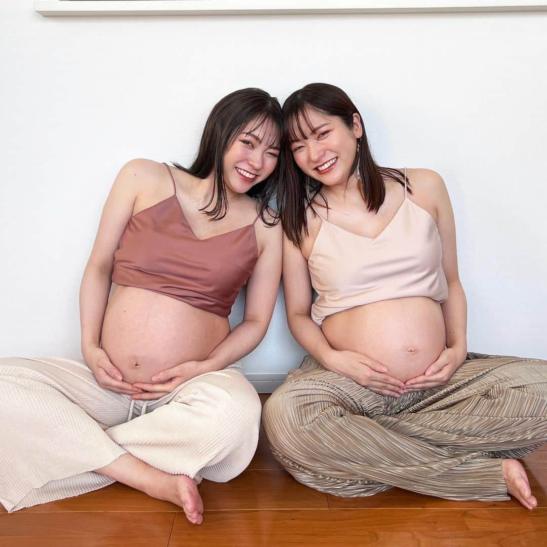 樋浦舞花のインスタグラム：「🤰🫶🏻🤰  祝👶🏻臨月突入〜🫶🏻✨✨  ここまで元気に育ってくれて 本当に本当にありがとう🥹❤️  もうベビを迎える準備はばっちり！！なはず！😄  簡易的だけど結花と貴重な双子妊婦ショットも撮ってもらえたし😍 special thanks @tokiko_k_official 🥹🫶🏻  お互いのベビが産まれたらこの写真見せるんだー🤭 従兄弟同士うちらみたいに仲良くなってくれると嬉しいな🥰  妊娠後期は切迫早産でやりたかったことが全然出来なくてヤキモキしていたりもしたけど もう今は早く👶🏻に会いたい気持ちでいっぱい！🥹  1ヶ月後には会えてるはず…😚 ドキドキ💓  #ひうら姉妹 #樋浦姉妹 #双子 #双子姉妹 #姉妹 #双子コーデ #マタニティフォト #セルフマタニティフォト #臨月 #臨月妊婦 #妊婦生活 #妊婦 #妊娠10ヶ月 #妊娠35週 #切迫早産 #マタニティ#9月出産予定 #マタニティライフ #プレママ #マタママ #初マタ #ぷんにーらいふ #新生児 #肌着 #出産準備 #maternity #maternitylife #maternityphotography」