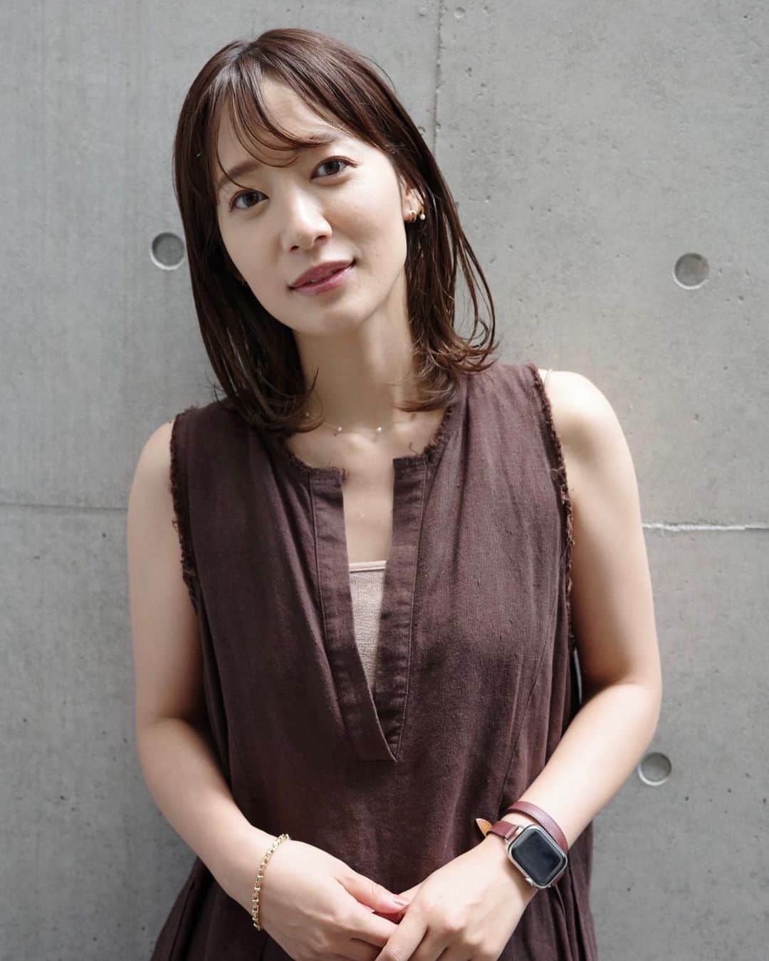 のインスタグラム：「最近いろんな出来事が続いていたので 髪をバッサリ！ 行きたいところでしたが…そんな勇気はなく、 代わりに前髪カットしてもらいました💇‍♀️  そうしたら、なんと！ 突如エラーを起こし 中のものを取り出せなかった洗濯機の扉が 娘の手により5日ぶりの開封しました！🎊ﾊﾞﾝｻﾞｰｲ  見事な厄祓い！ 佐藤さんのハンドパワーは侮れません🦹笑 @satotomoya @ressual.hair   そんなわけで、明日は3年以上ぶりにサンジャポのスタジオにお邪魔します！ 久しぶりで緊張…でも、みなさんにお会いできるのが楽しみです！  #haircut #前髪カット #ressual  #satotomoya_hair  #サンデージャポン」