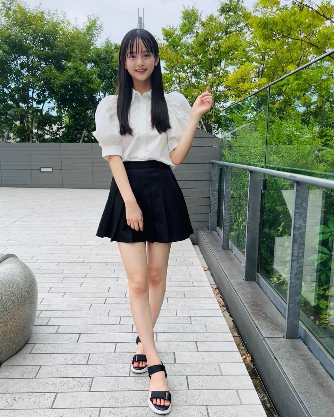 のインスタグラム：「この間ダンスホール踊った時の全身コーデだよ💃 モノトーンコーデにハマり中〜♡♥ この日はすんごい暑かった〜🥵 熱中症には気をつけてね🫠  #モノトーンコーデ #INGNI  #repipiarmario  #ニコプチ#プチモ  #竹下優名 @nicopuchi_official  #jc1#09  #スターダストプロモーション」