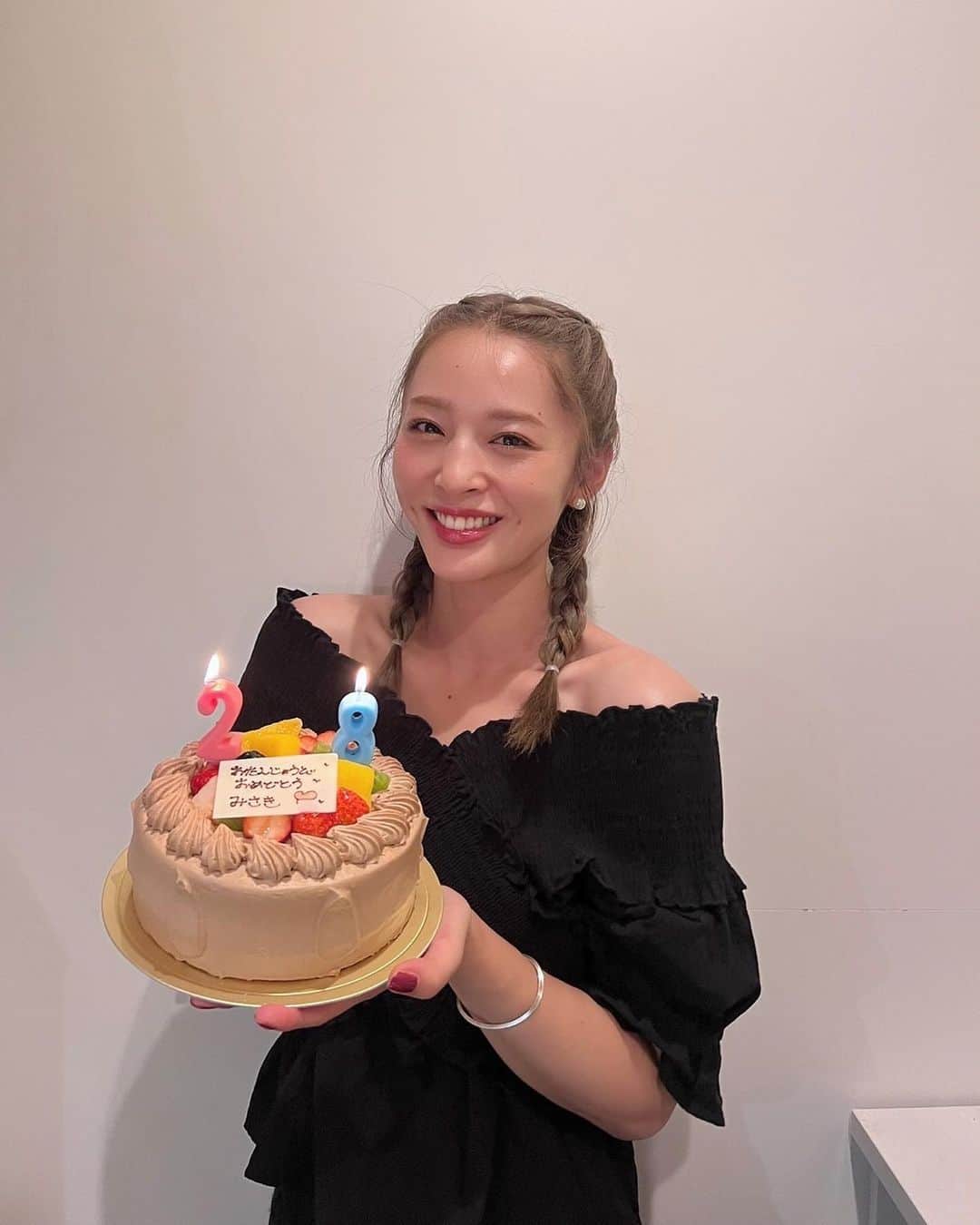神部美咲のインスタグラム：「今日28歳になりました😋 なってしまいました😎  この歳が20代で 1番良い歳だと聞いてます🤣🤣笑  何年振りかのお誕生日ケーキ🎂  いつも応援ありがとうございます😊 マイペースで頑張ります❣️」