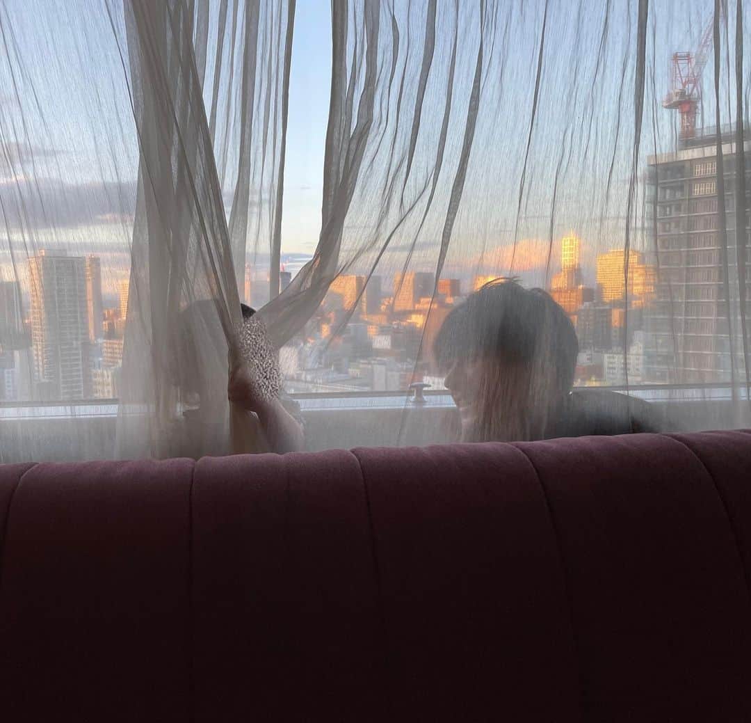 前田俊さんのインスタグラム写真 - (前田俊Instagram)「いいホテルやったな🥹 ほんで娘はカーテンで遊びすぎ笑笑」8月20日 20時03分 - maeda__shun