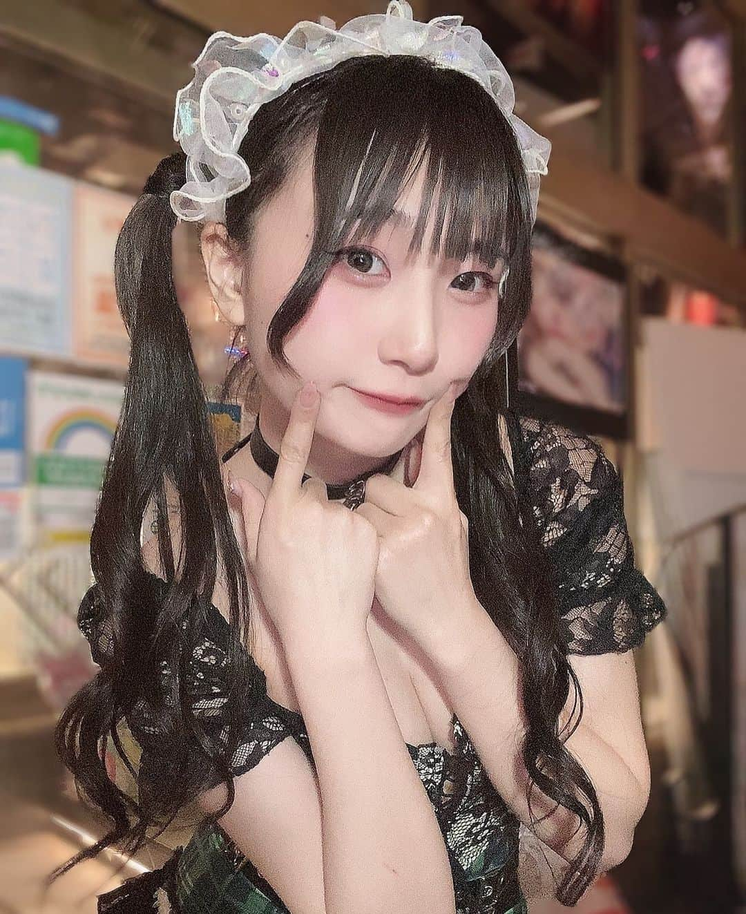 ふたばのインスタグラム：「みんなは誰推し？？？？💚  #バーレスク東京 #ツインテール #アイドル衣装」