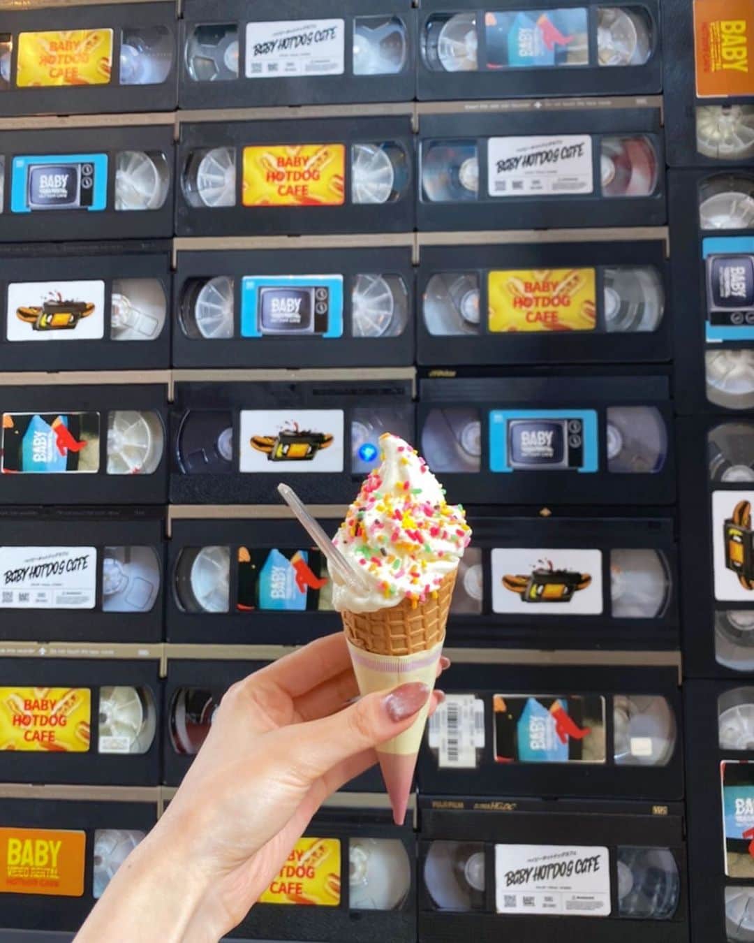 天野一菜さんのインスタグラム写真 - (天野一菜Instagram)「. お気に入りのホットドッグ屋さん！ で食べたソフトクリーム美味しかったな🫶 (もちろんホットドッグもね🌭笑)」8月20日 20時33分 - _i_t_s_u_n_a_
