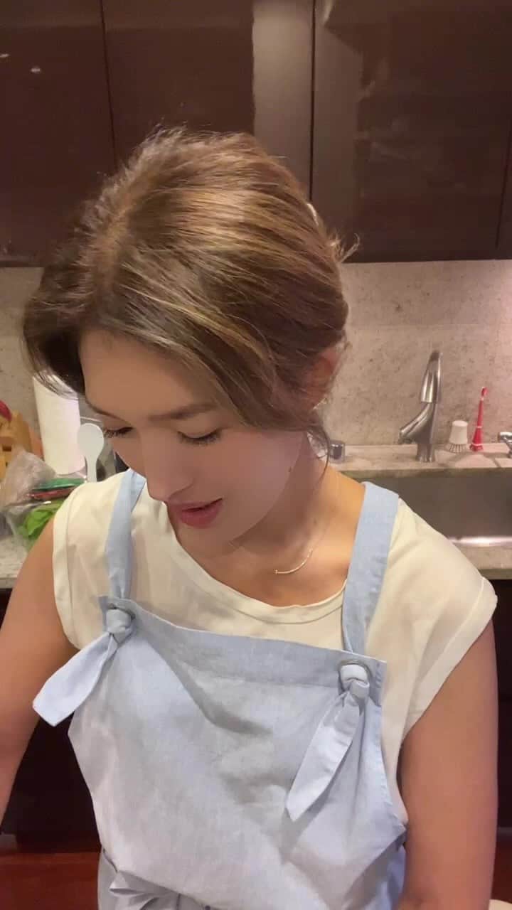 廣瀬規子のインスタグラム：「ビール飲みながら、、ポテチ食べながら、、お料理しながら、、の 久々寂しがり屋ライブでした〜🙈  ハワイの事とかご質問のDM頂いていましたが、こちらで回答？させて頂いています🤲🙇‍♀️  ひょっとしたら数日で消しちゃうかもですが、、、アーカイブ残して下さいとのコメントをいくつか頂きましたので🙇‍♀️🙇‍♀️🙇‍♀️  いつも本当に上手く話せなくて恐縮ですが、皆さんと久しぶりにお話出来て嬉しすぎました❣️🥹😍🙇‍♀️💖💖💖  #インスタライブ #ハワイ #ヒューガルデン #ポテチ #だんだん顔が赤くなってる🙈😅」