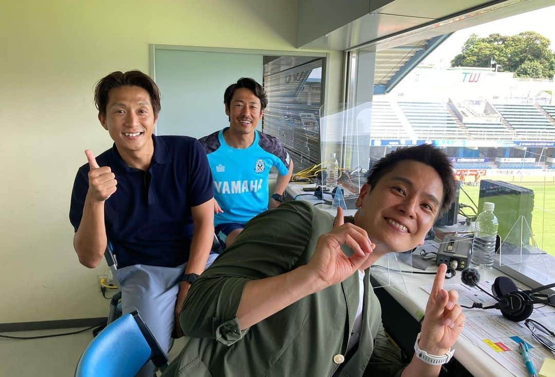 伊藤薫平のインスタグラム：「ジュビロ磐田が、高校生の思いを受け止めた フレンドリーマッチ。  磐田東高校は、県予選で強豪を次々倒し、 サッカー王国静岡の夏王者となりました。 しかし、続くインターハイをコロナにより 無念の辞退となりました。  そして開かれた、フレンドリーマッチ。  同じ地元のジュビロ磐田が立ち上がり、 今日を迎えました。磐田東高校は、J1トップチームに対し、全国で見せたかった全てをぶつけました。  プロ相手に先制されるも、同点弾、逆転弾。 一時は2-1。磐田東OBの方も胸を熱くしたはずです。  ただ、そこは意地。 3-2でジュビロが勝ちました。 でもこれは、結果が第一に語られる試合では無いのかもしれません。  開催に尽力されたジュビロ磐田の皆様、 高校生の思いをくんだ選手の方々。 開催を要望したサポーターの皆様、 解説の福西崇史さん、 ゲスト解説の山田大記選手。 全ての皆さんに、感謝したい1日です。  王国、静岡。 サッカーファミリーの絆の強さを感じた 一日。 こんな試合を実況させていただき幸せです。 ありがとうございました！  #磐田東高校 #ジュビロ磐田 #フレンドリーマッチ #インターハイ #高校サッカー  LIVE配信の同時視聴は1万人超え。 サッカーに携わる全ての皆さんと、大きな数字を乗り越えさせていただき、改めて感謝です。  ※おまけ 盟友①臼井アナ 事前取材してくれたほとんどが放送に活きました。 盟友② サブアナの須藤アナ。 得点経過のホワイトボードがとても助かりました。 #感謝 盟友③？ 帰ってきたら息子くんがジュビロ仕様に！　妻からのお疲れサプライズでした笑  個人的には。 人生でいつか、プロサッカー選手の実況をしたいという夢も叶いました。 今まで取材させてもらった選手も多くジュビロにいて・・・😭 諦めず地道にやっていれば、道が拓くことを教えてくれました。」