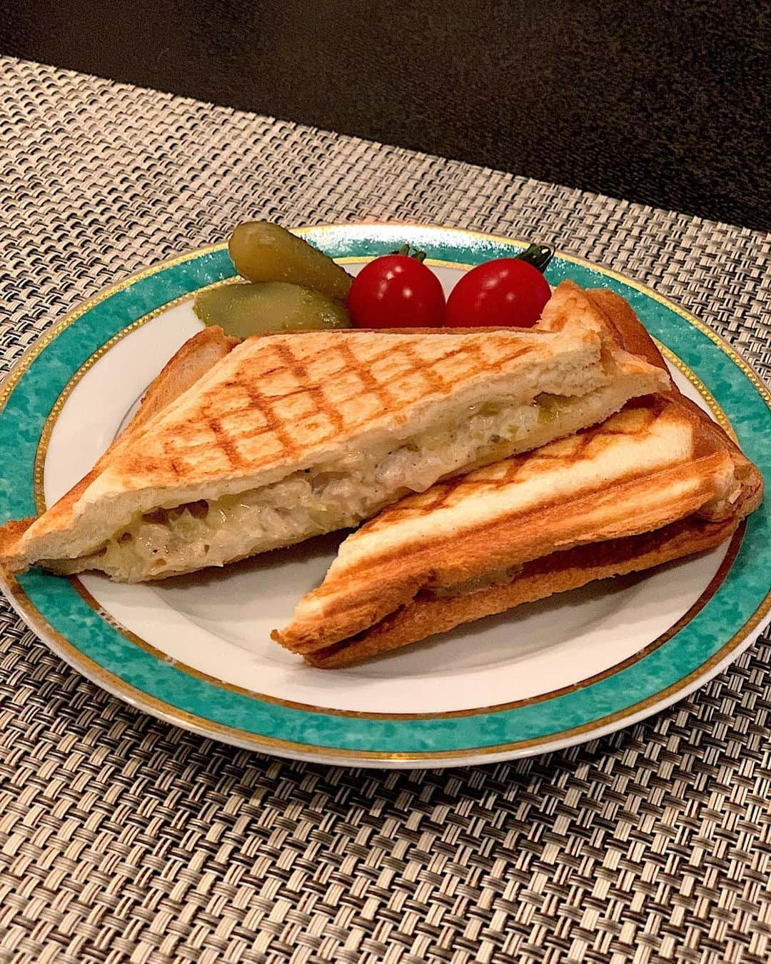 原史奈さんのインスタグラム写真 - (原史奈Instagram)「前にカフェで食べたツナメルトがとっても美味しかったのをふと思い出して作ってみた🥪 ピクルスもみじん切りにして入れてみたら爽やかさが増してとっても美味しくなった😋 #おうちランチ #ツナメルト #チーズとろり #美味しくできた  #原史奈  #ゴルフ #ゴルフレッスン #ゴルフ女子 #ゴルフ大好き #golf #ゴルフウエア #ゴルフコーデ #ゴルフグッズ #ゴルフ動画 #ping #ピン #ping女子 #gle2 #g410 #even #archivio #アルチビオ #cuartounited #instagolf」8月21日 8時19分 - fuminahara