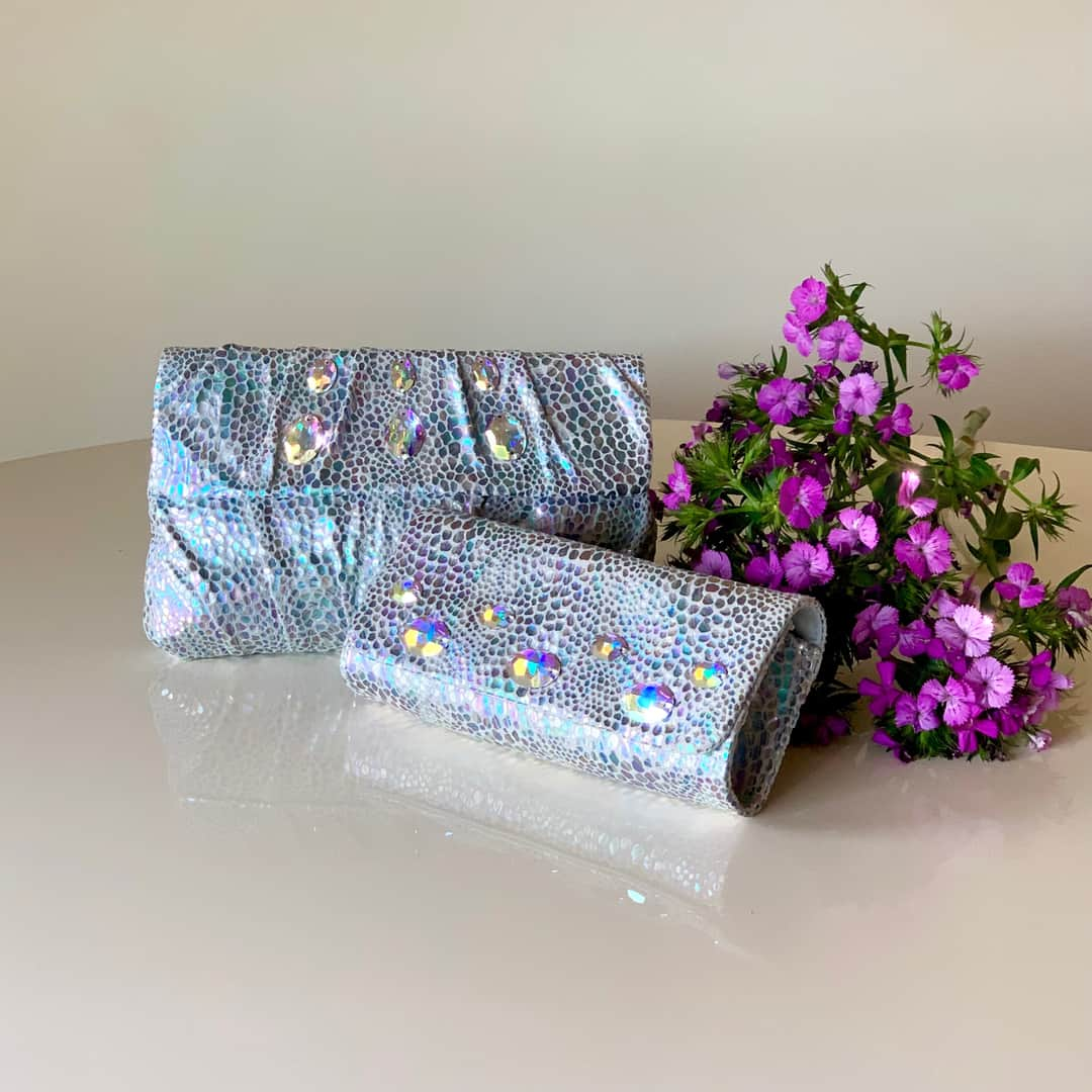 インガクリストファーさんのインスタグラム写真 - (インガクリストファーInstagram)「A little bit of bling is a good thing.  These slightly iridescent white leather clutches with Swarovski crystals are ready to go out and have fun. Are you? ​​​​​​​​ ​​​​​​​​ #partyready #weddingaccessories #armcandy #clutchobsession #phonefriendlyclutch #wearitloveit」8月21日 7時05分 - ingechristopher