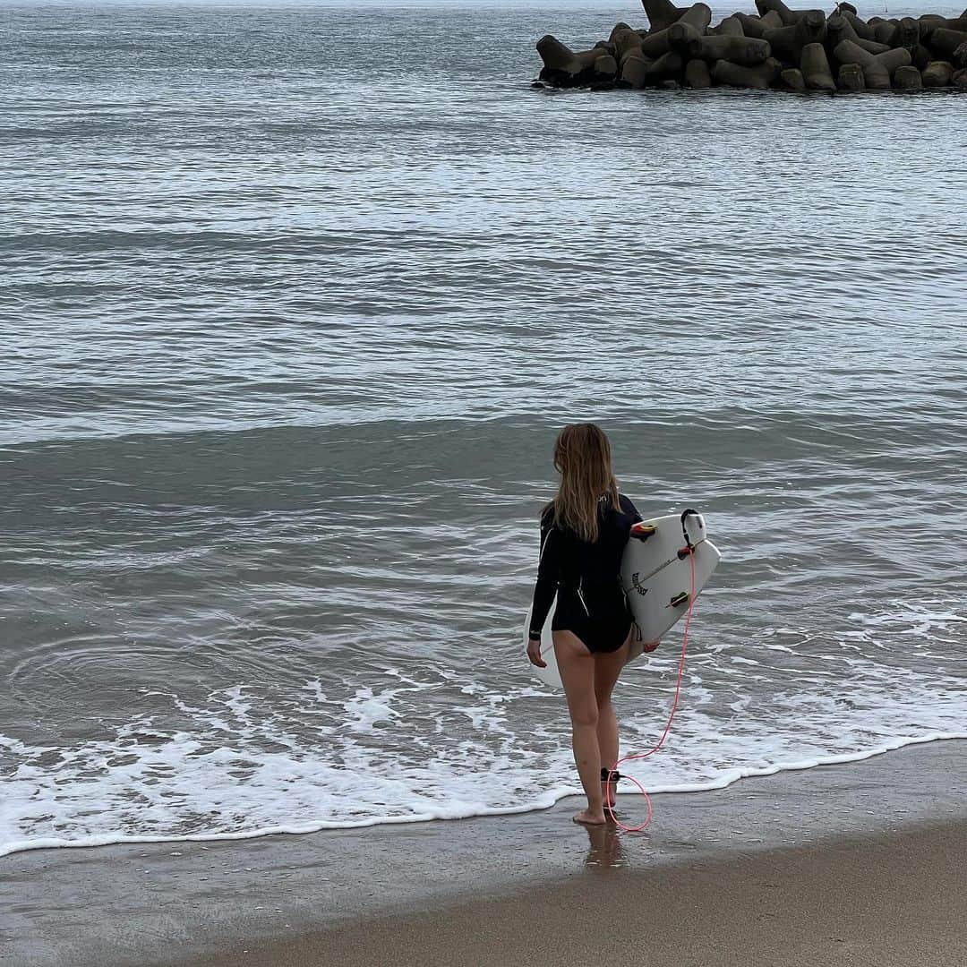 mitsuxmitsu24のインスタグラム：「How do you like it ? * * 「どんな感じ？」 「波ないね」 そんな感じw * * #surfing #surfer #surfergirl #lostsurfboards #rnf #サーファー女子 #サーファー #サーフィン女子 #サーフィン好きな人と繋がりたい #サーフィン」
