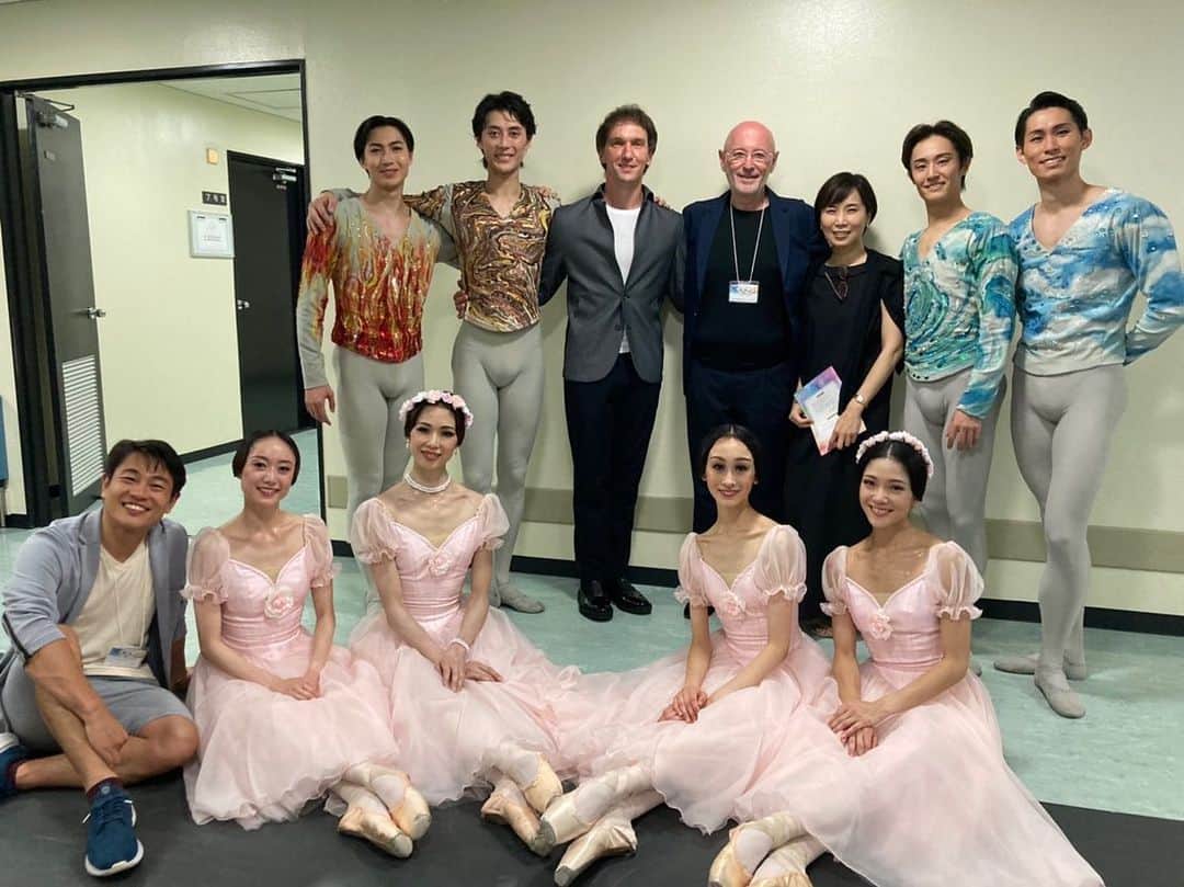 中村祥子のインスタグラム：「「NHKバレエの饗宴」 　　　 @jo_kanamori  金森穣さんに振り付けて頂いた　「andante」は、舞台上で まだ見たことのない世界が ありました… ✨✨✨ 今回、NHKバレエの饗宴のほうからお話しを頂いた際、作品を決める期間、ずっと心の中で思い続けていたのが金森穣さんで、穣さんの作り出す世界に触れてみたい！穣さんの振り付けに挑戦してみたい！…と私の中で気持ちがどんどん溢れていて… でも私なんかがお願いしてもよいのだろうか…という不安と緊張を持ちながらご連絡させて頂いたところ、よい返事を 頂くことができ🥺🙏✨ NHKさんからも是非！というお言葉を頂けて、パートナーの　@yasuoatsuji くんと踊ることができました✨✨✨ 本当に夢が叶った思いでした☺️  お忙しい中、穣さん、 @sawakoiseki 佐和子さんは私達のために時間を作って下さり、とても短い期間でのリハーサルでしたが、いつの間にかに物語りが生まれていて、2人の生きた人生が作り出され、最後には 2人の世界を生きてほしい。と素敵な言葉をかけて下さって🥺穣さんの作り出すものも、ひとつひとつの言葉も本当に心に響くものばかりで、出会いにそして貴重な経験に感謝しかないです。 そして穣さん、佐和子さんお二人のお人柄とあたたかさ、素敵な空気感に見惚れてながらご一緒させて頂いてました♥️ 穣さんワールドに少しでも 近づけるよう、そして成長した「andante」をまた皆さまに観て頂けるよう大事に この作品を踊り続けたいと 思います☺️ 本当に貴重な経験をさせて　頂けて感謝です🙏✨🙏 幸せでした♥️ ありがとうございました✨ 康雄くん、一緒に穣さんの作品に挑戦し、作り上げてくれて本当にありがとう✨🙏✨また是非踊りましょう😊  そして「パドカトル」では ベルリンでパートナーとして踊っていた　@mikhailkaniskin と久しぶりの再会で、彼にリハーサルを見てもらうことに、なんだか不思議な感覚でしたが昔を懐かしく思い出しました☺️こちらも短いリハーサル期間でしたが、 @mikimizu11 ちゃん @madohiko ちゃん @may__nagahisa ちゃんという魅力あるダンサー達が素晴らしく✨✨ 共にひとつの作品を踊ることができ、一緒に時間を過ごすことができ、本当に楽しいひとときであり、若きダンサー達からいい刺激をたくさんもらいました✨✨✨ それぞれのもつ情熱や意識が本当に素晴らしく、更なる活躍がとっても楽しみな皆さんでした✨✨✨ また一緒に踊れたらいいな☺️  今回は　@kosuke_apollon くんが私達ダンサーを近くで、サポートしてくれてリハーサルでもたくさんのいいアドバイスをしてくれました。いつでもダンサーに寄り添い、いいものへと導いてくれる康介くん✨本当に感謝✨ありがとう🙏✨  他にも素晴らしいダンサーの方々が出演されていて 実際にきちんと観ることが 出来なかったので9/18日、午後9時からEテレでの放送を楽しみに見たいと思います‼️是非、皆さまもご覧下さい✨☺️  とっても難しいVariations for fourを踊った 男性ダンサーの方々 @yasuoatsuji  @ken_3684  @chiharukiyotaki  @mi2wo3   そして、平山素子さんが 振り付けられ小尻健太くんの @kojirikenta  「牧神の午後への前奏曲」前からちゃんと見たかった😆 とっても楽しみ✨✨✨  NHKバレエの饗宴に関わって下さった皆さま、 ご来場下さった皆さま 本当にありがとうございました✨✨✨🤍  今回ダンサー達にオススメした @doctorair_official さんの小型マッサージガン 海外ダンサー達、早速買って持って帰ったみたい😆👍 @mikimizu11 ちゃんは、即購入して 本番期間中に使ってた👍👍 本当にこれは軽くて、強さもあって マッサージしたい箇所にハマるから気持ちいい‼️」