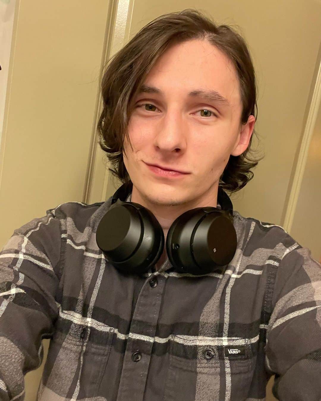 ジャレッド・スコット・ギルモアのインスタグラム：「For anyone curious I’m back on Cameo! If you’re interested in getting a gift for a friend, a pep talk, or even a message for your arch-rival I am happy to oblige! #Huzzah #OnceUponATime #Cameo … Link: https://v.cameo.com/e/rHYvI3KMDsb」