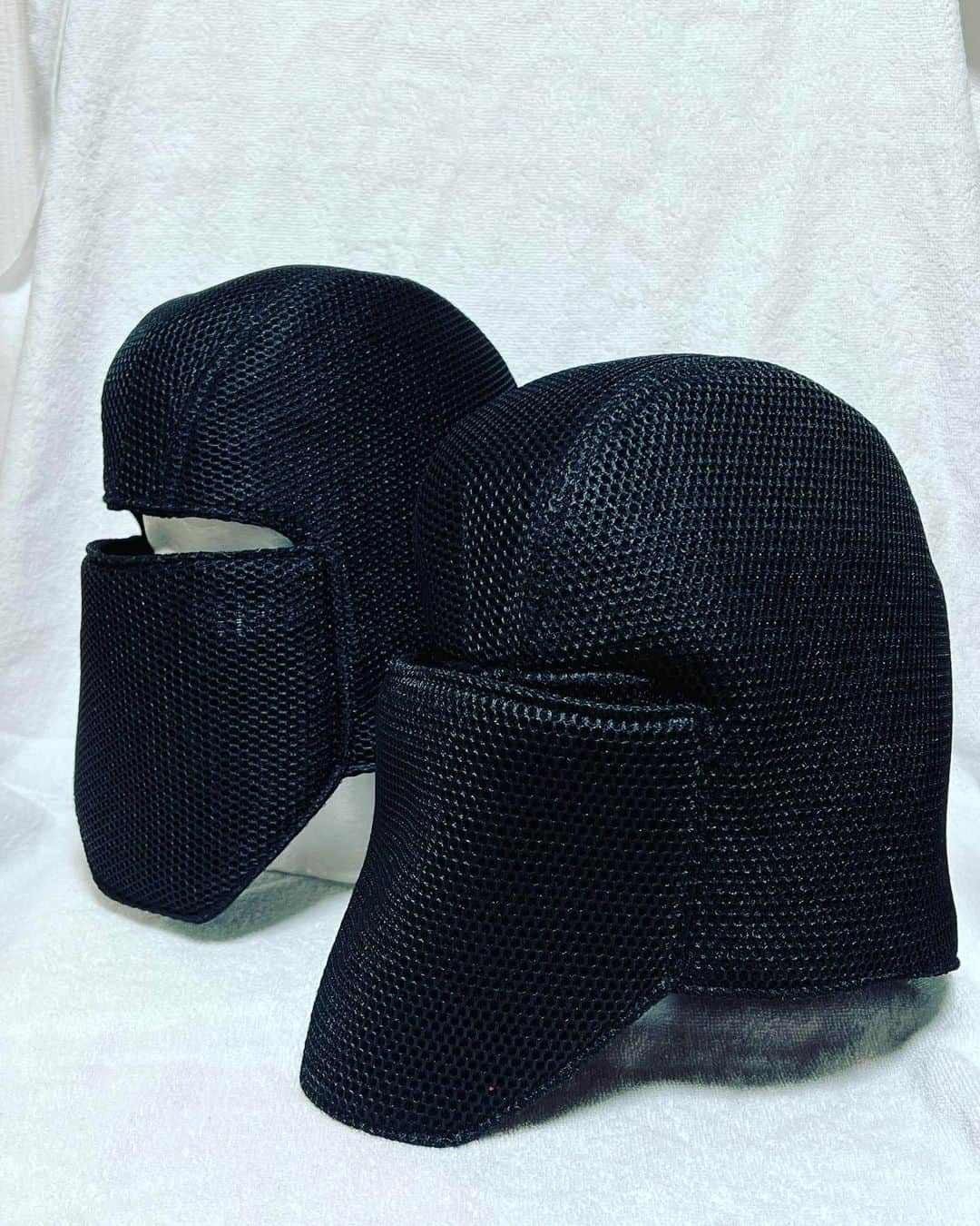 宇藤純久のインスタグラム：「ヘルメット型のサウナハット 後ろに刺繍入り サウナの騎士でサウ騎士(サウナイト) 熱から守ります ロゴは紋章のイメージ #サウナ #サウナハット #サウナ #熱波 #ロウリュ #löyly  #aufguss」