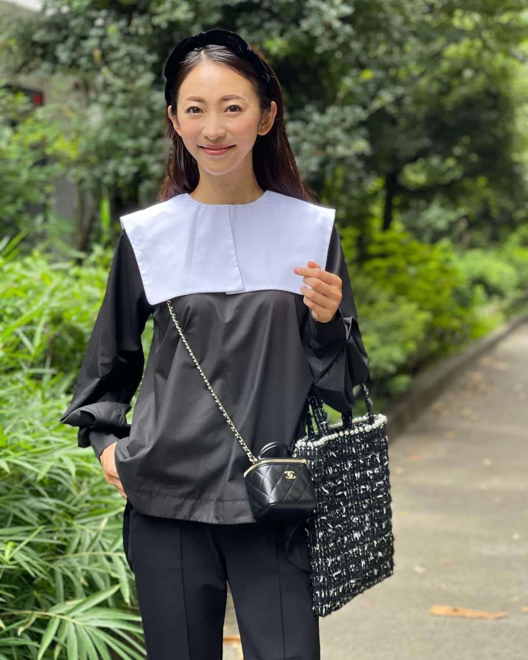 のインスタグラム：「- 日中はゆっくりして夜は外苑の花火大会へ🧨  身近で見たのは初めて✨ 綺麗でした！雨が降っていたけど、夏気分を味わえて楽しかったです🫧  今年は鴨川、嵐山、外苑と3つの打ち上げ花火を鑑賞できた🌙  coordinate blouse #fleur_clothes pants #yori bag #chanel #fleur_bag」
