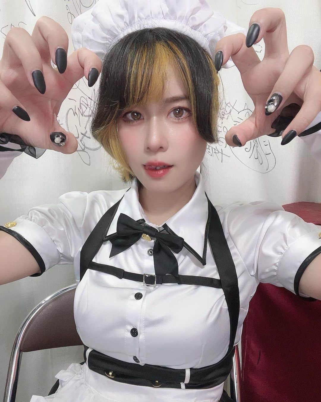 七瀬さくらのインスタグラム：「メイド服 デザインしたのは私だよ、可愛いでしょ。  #maidcosplay #maidcafe #maidcostume  #RTは可愛いの再放送 ──────────────── #ショートカット女子 #インスタグラビア #コンカフェ嬢  #コスプレイヤー  #ビジョビ #女内衣 #グラドル自画撮り部 #cosplayersofinstagram #cosplayer #코스프레 #角色扮演 #gravure #Japanesegirl #自拍 #模特 #그라비아 #수영복 #섹시 #모델 #凹版印刷 #屁股 #内裤 #泳衣 #派手髪女子 #派手髪ショート #メイド服  ────────────────」