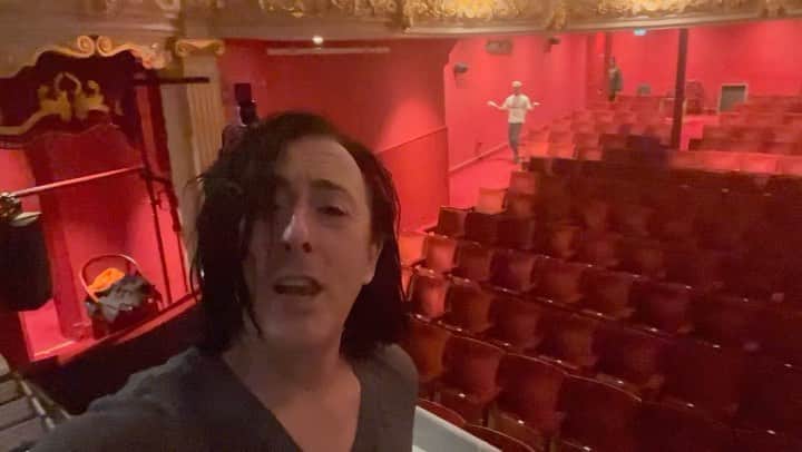 アラン・カミングのインスタグラム：「It’s Saturday Night on Broadway, live from the get-out at Perth theatre where I last performed in 1988!!!」