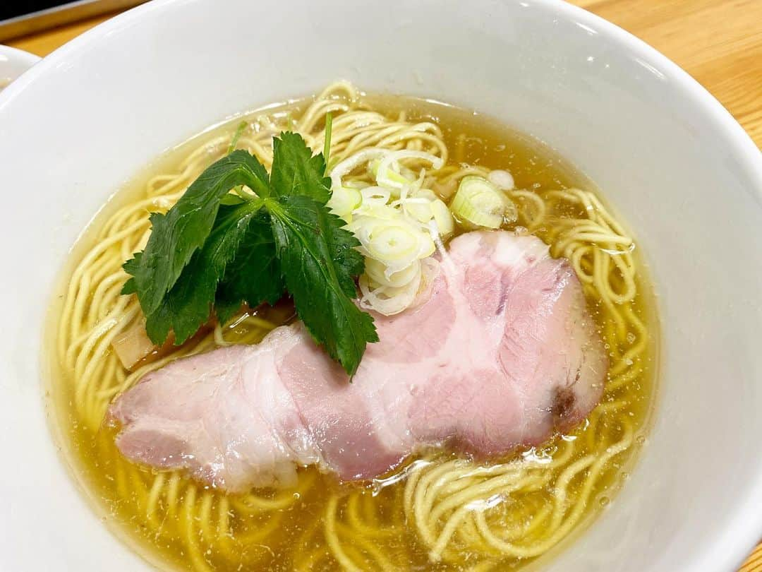 田中セシルさんのインスタグラム写真 - (田中セシルInstagram)「* Simple is best!  ミシュランに載ったそうですよ。 ラーメンは塩派なので塩ラーメンを注文。 お隣さんの中華そばを2くちもらった🍜 麺はタイプではなかったけど、スープが美味しかった☺️ とろろご飯は普通💡  #中華そば #ラーメン #中華そばこてつ #kotetsu  #ミシュランガイド #ミシュランガイド掲載店 #ミシュランラーメン #塩ラーメン #下北沢グルメ #下北ラーメン #ラーメン女子  #無添加ラーメン #化学調味料不使用 #化学調味料無添加  #ラーメンとか食べなそうとか言われるけど普通に食べるよ」8月21日 6時46分 - ceciltanaka