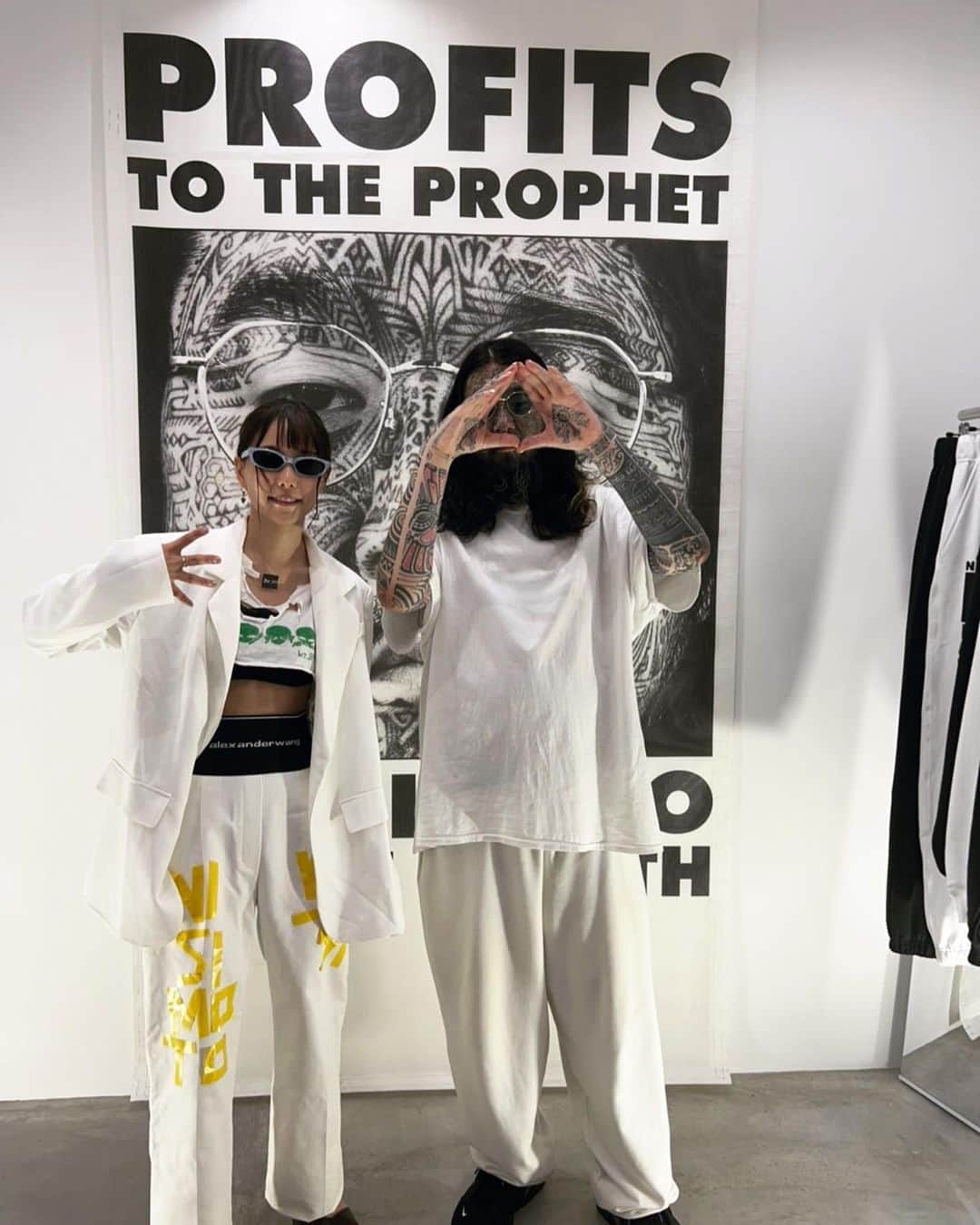 AIRIのインスタグラム：「👼&👽　YOU&ME   POPUP お疲れ様!  @k_nisimoto_ タトゥー掘る約束した  必然的絶対的出会いthx🍄ハピネス  #nishimotoisthemouth#kr.39#教祖と宇宙人#tatoo#tatooartist#kr.39👽#タトゥーモニター募集中#ストリートファッション#popup#タトゥーデザイン#タトゥースタジオ」