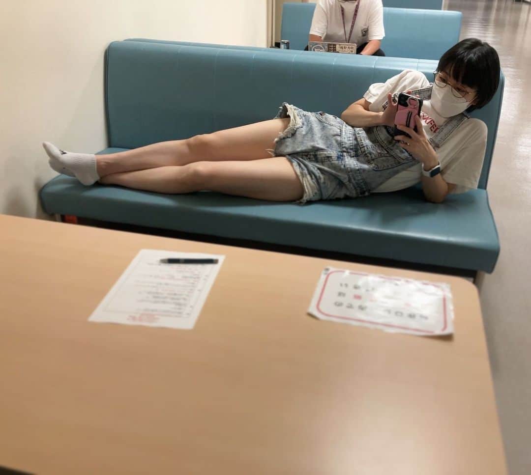 のインスタグラム：「釣り上げた魚のよう🐟 ・ 直角の椅子が座りにくい…を理由に楽な姿勢を選んでいったら、横になってた。 スタジオの廊下ですwww ・ こう見えて、生放送のために調べ物してます。 ・ #時東ぁみ #釣り上げた魚 #魚 #スタジオ #nhk #廊下 #自分んちか #ゴロゴロ #寝転びショット #楽 #態度デカイ #調べ物中 #お疲れ様です」