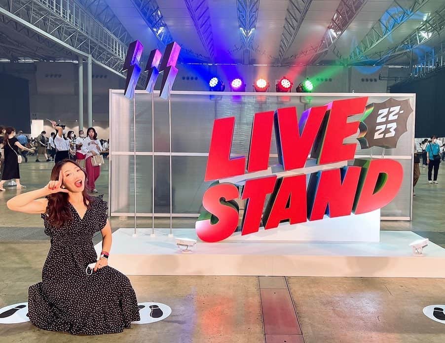 CRAZY COCOのインスタグラム：「How can I ever thank enough to a tremendously privileged opportunity and amazing friends I have who came to see my performance , encourage me and support whatever I am going through 🥹💋🤍Love you guys tons ❣️❣️❣️  Live stand 見に来てくださった方、 本当に有難うございました♡♡♡ こんなエキサイティングすぎるイベントに 出演出来た事、本当に光栄です🌈✨ 一生の宝物になりました💎  沢山の友人やフォロワーさんも応援に来てくれて、 ピン芸人やけどピンじゃないぐらい 最強に心強かったです💝💝💝  最後の写真は、今日から丁度1年前。 まだ特定技能の登録支援機関で 外国人就労サポートをしていた時に、 THE W用のネタを練習していた時の写真☺️  1年と言う時間は、 自分を取り巻く環境や人生を変えるのに 十分過ぎる時間やと実感している🌏  これからも自分がなりたい自分の為に、 日々感謝と真心を忘れず、 時間をムダにする事なく精進します❣️❣️  皆、ほんまにいつもありがとうございます🥹💋💋  #ライブスタンド #ライブスタンド東京 #Livestand #summer #ネクストブレイク芸人ガチャ #今田耕司さん #にMVP選んで頂きウレション出た #私の夏が終わった #森山直太朗さん聞きたい #帰り際に声かけてくれたモエモエアヤカンありがとう #御社の皆様に宜しくお伝え下さい #日系エアラインに媚び売る芸人 #クレイジーココ」