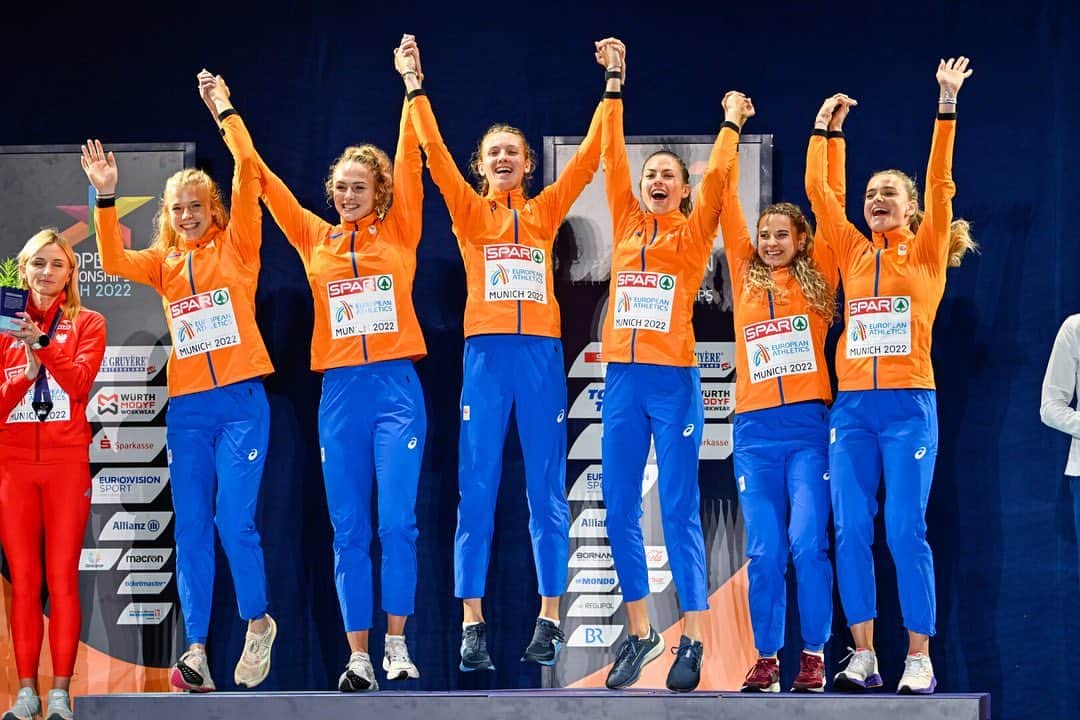 ラウラ・デ・ウィットのインスタグラム：「🇳🇱🥇EUROPEAN CHAMPIONS 🥇🇳🇱  Last night was amazing! It was so nerve wrecking to watch the girls in the stadium, but they all did so so incredible: 3:20,87!!! 🧡 I’m so proud and grateful to be part of this team 🥺   📸 by @atletiekunienl @larsvanhoeven @runoutofhell」