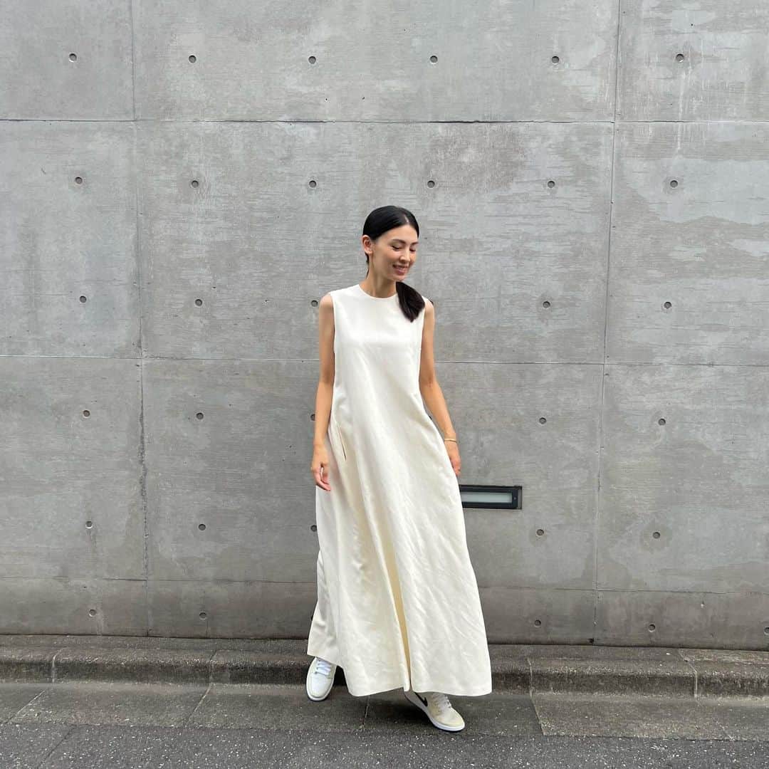 申真衣のインスタグラム：「そろそろ夏も終わりかなとクーラー消して寝たら汗疹になりました🥲  dress @blamink.official  shoes @jumpman23」