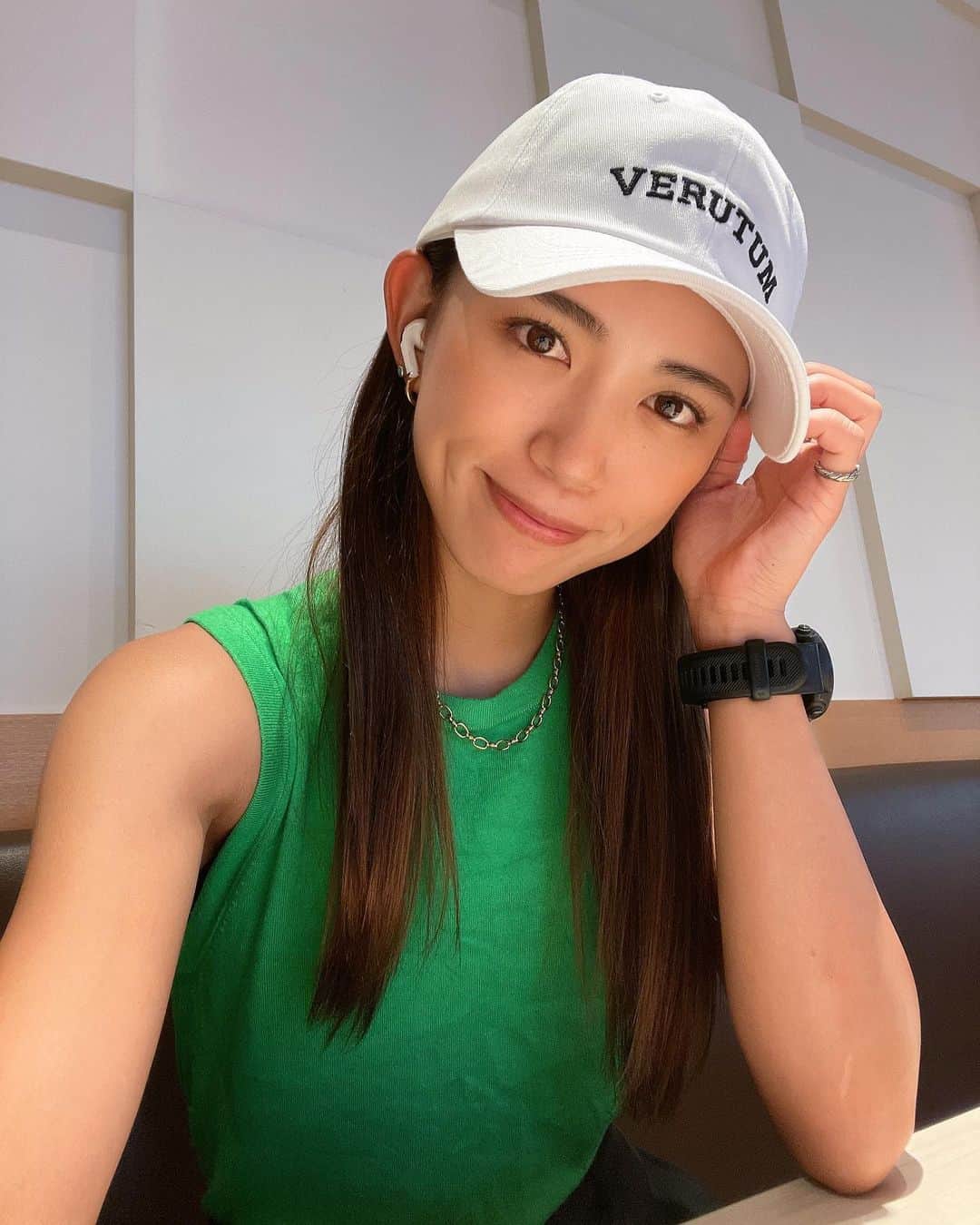 坪井ミサトのインスタグラム：「Green💚×White🤍 好評で嬉しい😆  私はキャップ大好きマンです🤤  🧢: @verutum_japan   8/18(木)〜8/28(日)まで 新宿マルイ本館3階で pop upしているみたいなので ぜひ行ってみてくださーい✨  #code #outfit #cap #帽子 #verutum #white #green #sportgirl #sporty #fitness #fitnessgirl #zara」