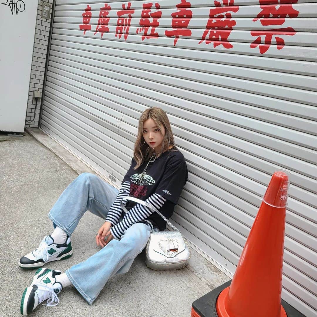 mam（まむ）のインスタグラム：「最近運動不足だなぁと、思いながらご飯を食べに行くときは敢えて遠いな〜と思う駅から向かう。(この日の写真はハンバーガー食べに行った日) 徒歩１５分以上あると嬉しい💃  スニーカーは好きだけど、コレクション派じゃなくて全部履きたい派😕 だから、綺麗にしてても、履きすぎていずれ汚くなってる。笑 勿論定期的にメンテナンスするけど、気に入ったスニーカーはメンテナンスの暇がないぐらい履き潰しちゃう。昔、PUMAのRS-Xの白スニーカー買ったときもそうだったけかな👟 白いスニーカーはいくつあっても足りないし、白＋αの差し色も大好き。 この日のスニーカーは学生以来？初めてのニューバランス。 緑の差し色が、デニムと相性抜群だし、ストレンジャーシングスのＴシャツともピッタリすぎ。 洋服のブランドは取り敢えずタグ付けときます☺️  最近ファッション系の投稿も、美容系の投稿もめっきり。どういうのが良いかわからなくなって迷ってしまいます😭 ということで、今後どんなの見たい？ ちな、自撮りはTwitterに上げるつもり。あと、作品撮りもそろそろするので、またinstagramにあげます✌  #ootd#mam_ootd#tflers#streetstyle#スニーカー女子#japanesestreetfashion」