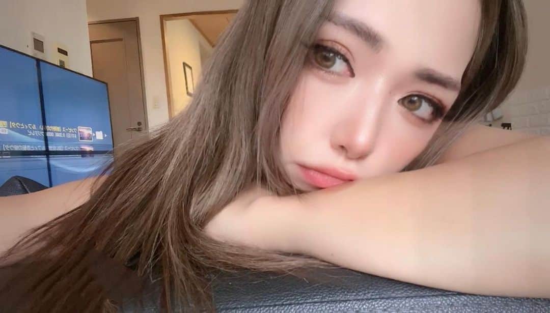 倖田梨紗のインスタグラム：「今年の夏って長くて幸せ🌻👙☀️コロナは一番増えてるけど規制の少ない夏って久しぶりでどーしてたか忘れてた😂 残りの夏を楽しもう🌻 #2022夏　#コロナの間って年取らないでよかったんだよね？ #あと少し　#楽しいことしよっと ＃テレビ壊れてるよ　#うふふ」