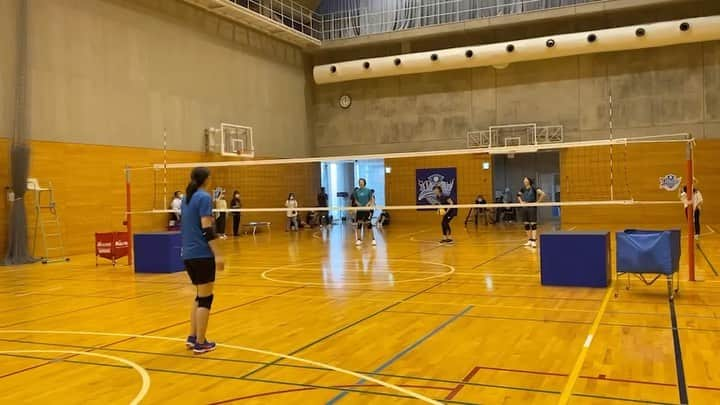 新鍋理沙のインスタグラム：「. 体張ってるシリーズ🏐 エバさん編🧒🏻  #オールドルーキー」