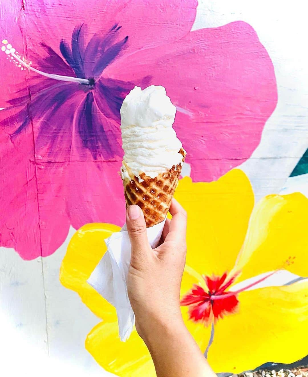 ALOHA☆GIRL 【アロハガール】のインスタグラム：「Posted @withregram • @machi_landon323 Our neighbors shop @sweetas_icecream 🍦🍦🍦 'Coconuts icecream × Lilikoi' is my favorite combination😍 Don't forget to order in their homemade waffle cones!  Also check them out their cute original Tee💕  可愛いくて美味しい×美味しくて可愛い❣️ うちのサーフショップの真横にあるアイスクリーム屋さん『スイートアズアイスクリーム』✨ @sweetas_icecream  ニコール&クリス夫妻のセンスの良い可愛いお店♡ 好きなベースアイスに、選んだフルーツを目の前で混ぜ混ぜしてくれて、自家製のワッフルコーンにたーっぷり入れてくれるのです🤙 私のお気に入りはココナッツベースにリリコイをMixしたもらうの！ アイスクリームだけじゃなくオリジナルのTシャツも要チェック✨ パステルカラーの可愛いデザインが勢揃い💛 エンジェルの羽の壁画があるところがお店の目印👼 ハレイワタウン散策や、SUPレンタルした後など是非っ♪  📸サーフショップ @blueplanet_haleiwa 敷地内のレインボーブリッジの壁画のハイビスカスで撮影🎨🌺✨  📍 62-620 Kamehameha Hwy, Haleiwa, HI ハレイワ、ノースショア、オアフ島 レインボーブリッジを越えたところ🌈」