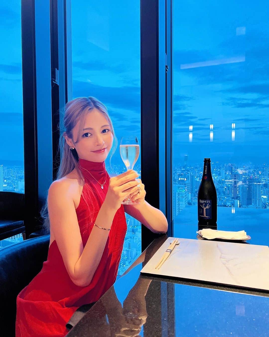 のインスタグラム：「東京カレンダー🥂の表紙のポーズ してるみたいでジワる🤣爆笑 #東京カレンダー#港区女子  大好きなコンラッドの鉄板焼きで🥩❤️🎂 @conradosaka   ・ ・ ・ ・ ・ ・ ・ ・ ・ ・ ・ ・ ・ ・ ・ ・ ・ ・ #東カレ#誕生日ディナー#誕生日ご飯#誕生日#コンラッド大阪#コンラッド#乾杯#鉄板焼き#シャンパン#ドレス#金髪#誕生日サプライズ#思い出の場所#8月生まれ#バースデー#夜景#大阪#大阪グルメ#お肉大好き#アラサー#アラサー女子#カップル#birthdaygirl#birthdayparty#カウンター#champagne#お酒好き女子#夫婦デート」