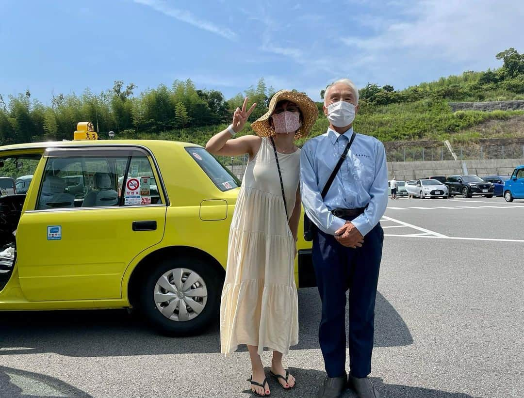 谷村奈南のインスタグラム：「徳島ラスト投稿🥲飛行機の時間ギリギリまで、お味噌作りしてきたよ😆💪🏻 開封は一年後🥺タイムカプセルみたいよね🥺  めちゃ温かかったタクシーのおっちゃん🥹🫶 YouTubeにおっちゃんのTalk動画載せます。(まだ絶賛作成中)  さて今日は横浜で歌ってきますよーん❤️‍🔥🎤 行ってきまーす！  #阿波踊り #涙が出た #感動 #勝手に体が動いた #youtube編集中です  #ななむー味噌 #弘法大師 #四国八十八ヶ所  #恩山寺  #立江寺  #ありがとう徳島」