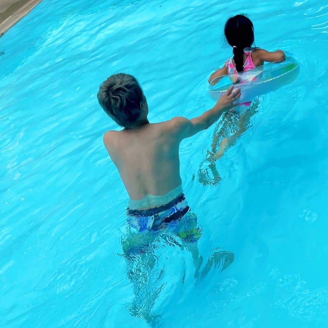 田村淳のインスタグラム：「箱根の強羅花壇で夏休みを過ごしました。 温泉もよかったけれど 娘たちはやっぱりプールの方が良いみたい 感染予防対策で 時間を区切っての使用なので 広いプールを貸切状態でした^_^  #ほとんど娘が泳ぐのを見ていたら時間があっという間過ぎて自分が全くプールを満喫できてないと感じたので最後に端から端まで潜水をしてプールを上がりましたw」