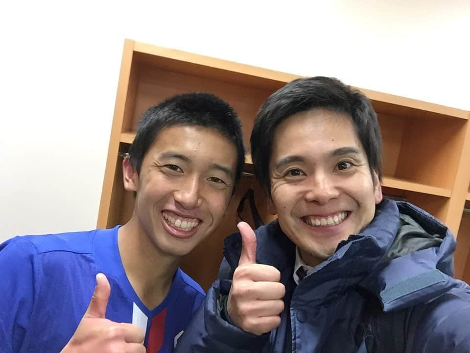 伊藤薫平さんのインスタグラム写真 - (伊藤薫平Instagram)「高校サッカーを取材させてもらっていると 強く印象に残る選手がいます。  2017年に全国高校サッカー選手権 静岡県大会優勝。MVPとなった　 清水桜が丘高校のエース 白井海斗主将。  幼少期から、夢はプロ。 中学時代から才能は評価され、 エスパルスジュニアユースの主力に。 高校では得点能力が開花。 チームを2度、全国大会に導きます。 順天堂大学では、後に日本代表に選出される旗手怜央選手ら先輩がいる中、1年生から試合に出場。 プロ入りを嘱望された逸材でした。  しかし彼は、心臓に病を抱えていました。 先天性の難病　エプスタイン病です。  これがJリーグの規定に抵触し、 プロは断念せざるをえなくなります。  「人生で一番落ち込んだ」。 そんな時を乗り越え、前を向けたのは、 高校時代のコーチの存在。 そして、〝ある言葉〟でした。  8月28日(日)の24時間テレビ静岡版の前に 少しだけ、きょうのDスポ(17時から)でお伝えします。 企画から担当したVTRです。 お時間ある方は見ていただけると嬉しいです。  #高校サッカー #清水桜が丘 #白井海斗　さん」8月21日 11時13分 - kunpei_ito