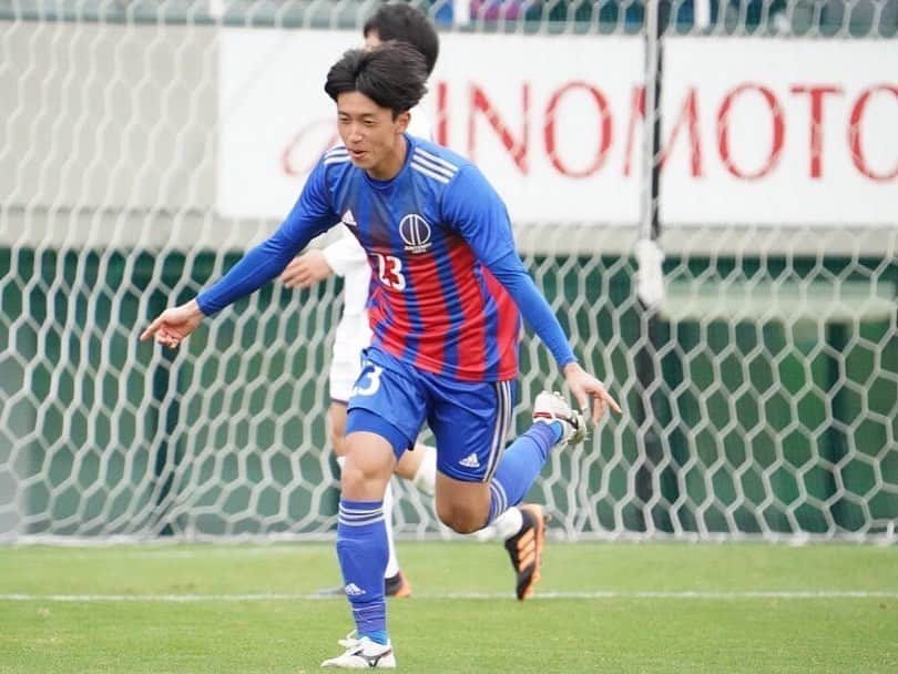 伊藤薫平のインスタグラム：「高校サッカーを取材させてもらっていると 強く印象に残る選手がいます。  2017年に全国高校サッカー選手権 静岡県大会優勝。MVPとなった　 清水桜が丘高校のエース 白井海斗主将。  幼少期から、夢はプロ。 中学時代から才能は評価され、 エスパルスジュニアユースの主力に。 高校では得点能力が開花。 チームを2度、全国大会に導きます。 順天堂大学では、後に日本代表に選出される旗手怜央選手ら先輩がいる中、1年生から試合に出場。 プロ入りを嘱望された逸材でした。  しかし彼は、心臓に病を抱えていました。 先天性の難病　エプスタイン病です。  これがJリーグの規定に抵触し、 プロは断念せざるをえなくなります。  「人生で一番落ち込んだ」。 そんな時を乗り越え、前を向けたのは、 高校時代のコーチの存在。 そして、〝ある言葉〟でした。  8月28日(日)の24時間テレビ静岡版の前に 少しだけ、きょうのDスポ(17時から)でお伝えします。 企画から担当したVTRです。 お時間ある方は見ていただけると嬉しいです。  #高校サッカー #清水桜が丘 #白井海斗　さん」