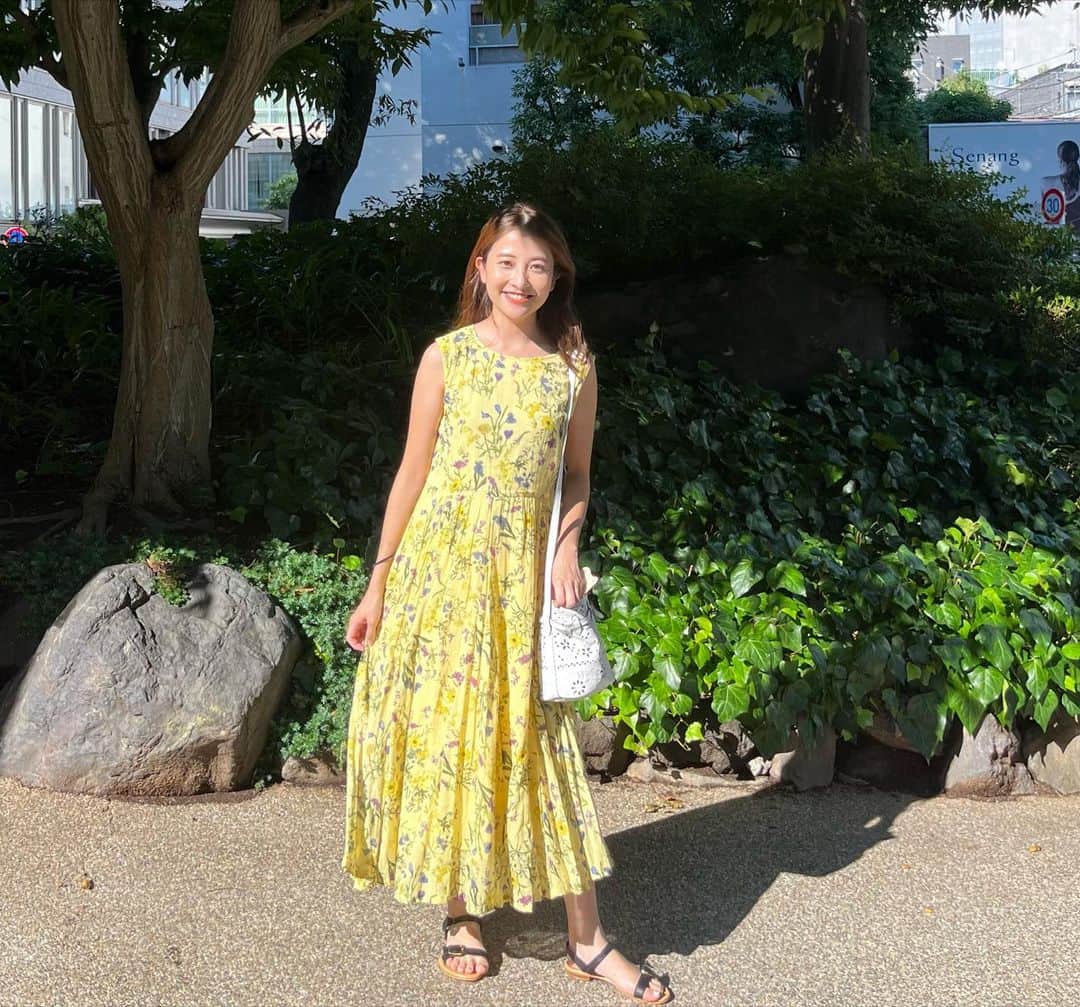 日比麻音子のインスタグラム：「私のとある休日。  ブランチで紹介し気になりすぎていたどんぶりを完食し、 かき氷を食べ、 街を歩き、 気になる本・気になるコスメをお土産に帰宅。  そんな1日に付き合ってくれた友人と たのしかったね、またね！ って、小学生の頃からわからないフレーズで締めくくりました。  メイク前のマッサージに時間はすこぶるかかるけれど、 こんなかんじで、 わたしは元気です☺️笑  ちなみにこのワンピース、 叔母のおさがり👗。 お気に入りです🌞  #休日」