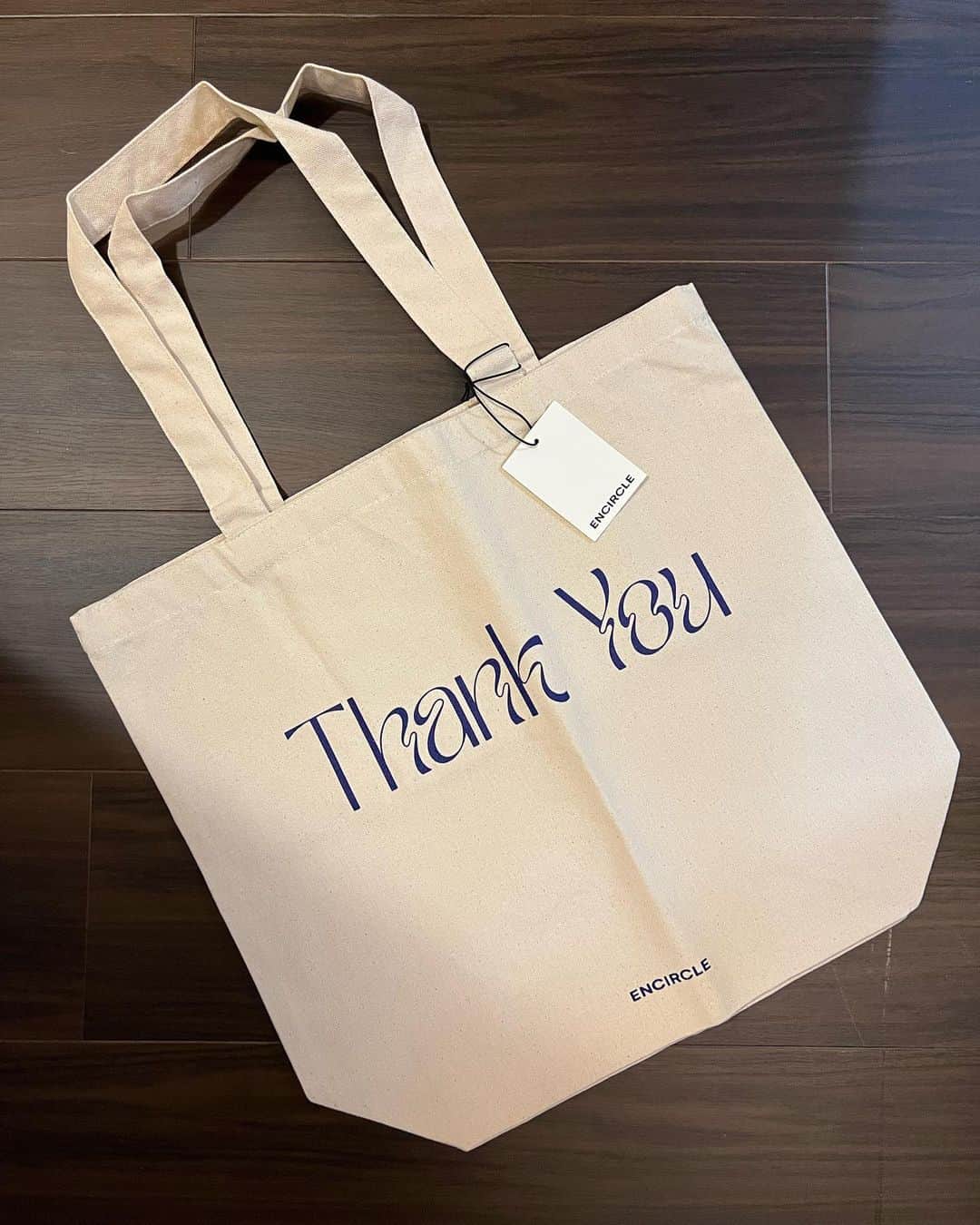 丸山クルミのインスタグラム：「楽しみにしてた @encircletokyo が届いた👜肩からかけられるショルダーの長さは普段使いにもベビーバッグにも使いやすくて良かった~✨」