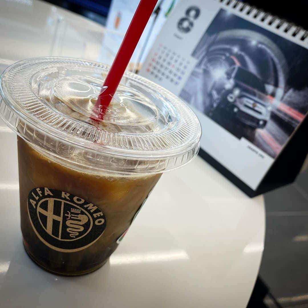 郷田ほづみさんのインスタグラム写真 - (郷田ほづみInstagram)「ちょっと用事があって、ディーラーに寄った。アイスコーヒー可愛い。」8月21日 12時56分 - hozmix