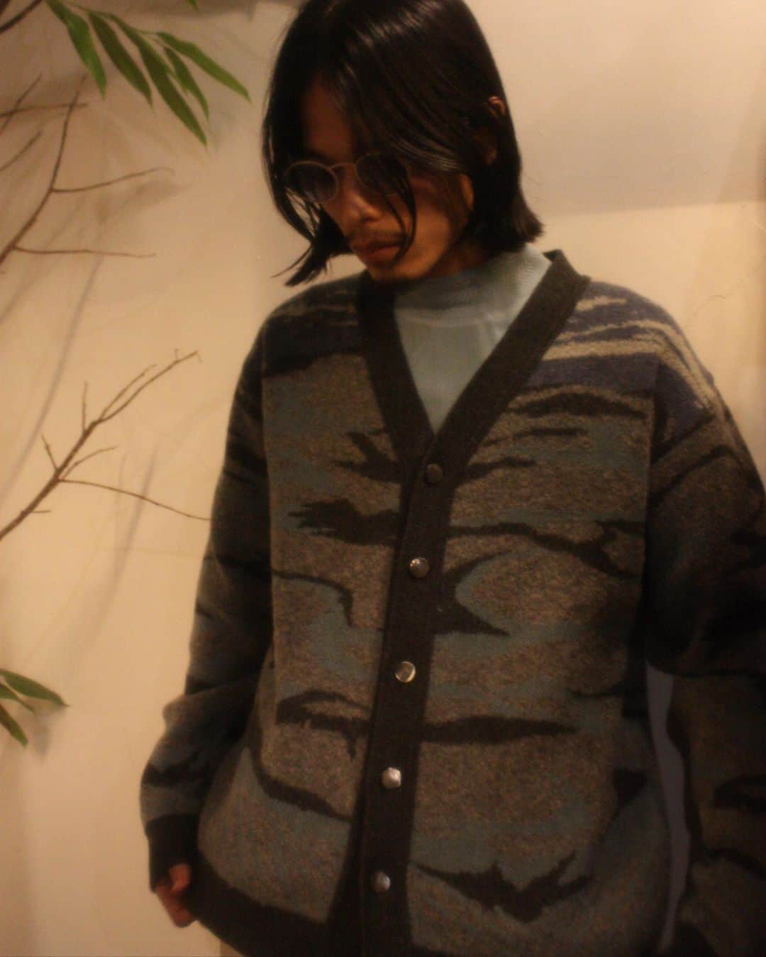 田口隼人のインスタグラム：「@steaf_official  今季から取り扱いさせて頂いているSTEAFから1stデリバリーの到着です！  目を惹くデザインのカーディガンは、世界最古の砂漠と言われているナミブ砂漠がモチーフ。 夕日と真夜中で異なる砂漠の印象を反映させたカラーリングも魅力的🏜  インナーのモックネックTはジャガード編みのリブが良いアクセント。 アウターからチラッと覗かせるのも良さそう👌  #steaf #falman」