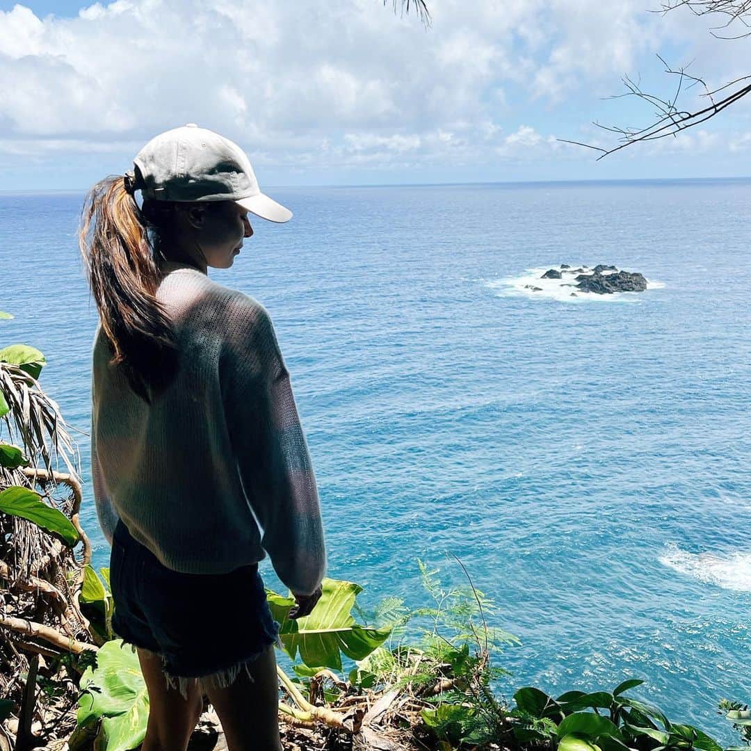 ミランダ・コスグローヴさんのインスタグラム写真 (ミランダ・コスグローヴInstagram)「Road to Hana 🚗🏝🐚」8月21日