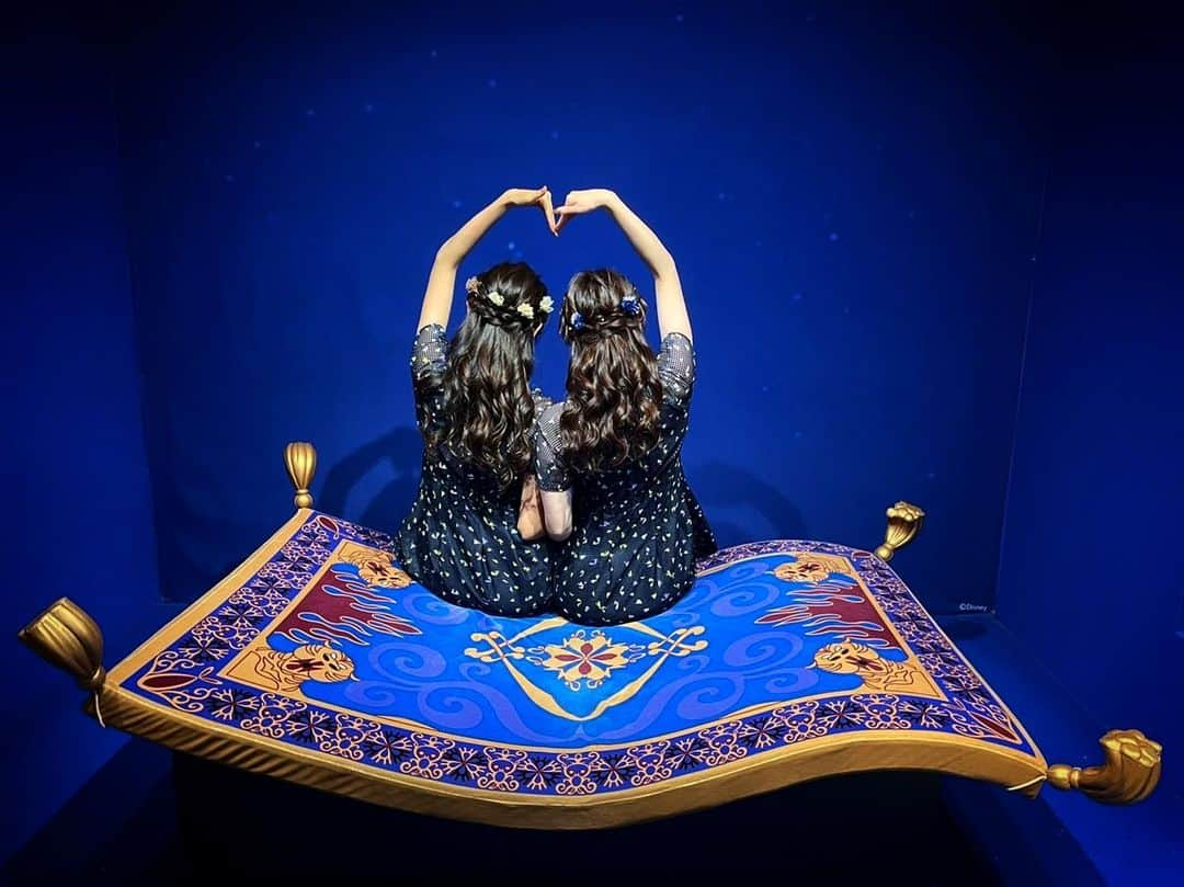 斉藤麻衣のインスタグラム：「ride on the magic carpet🧞‍♂️  #whatislove #ディズニープリンセス展 #キャンペーン」