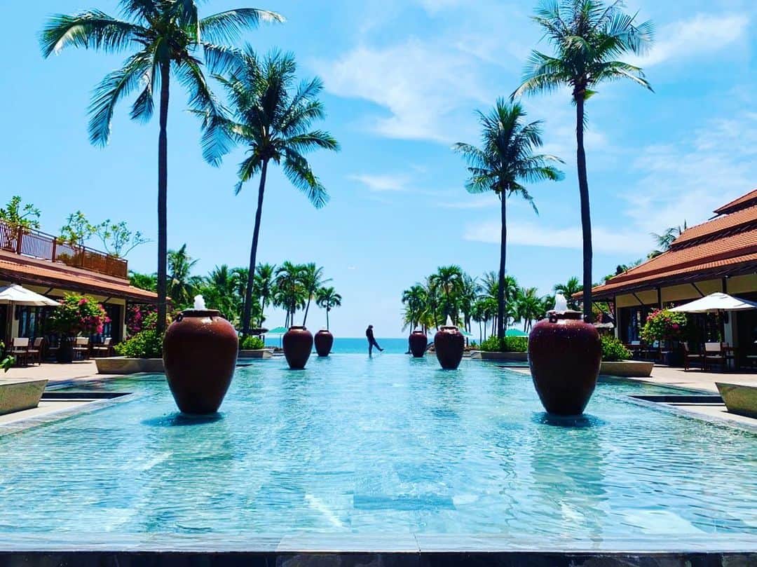 YASTIN のインスタグラム：「ホテルのプール🏖 向こう側がビーチ、海になってて繋がって見えた👀 #danang   #ダナン旅行 #ベトナム旅行 #đànẵng #danangcity #furama #furamaresort #リゾートホテル #resorthotel #海外旅行好きな人と繋がりたい #海外旅行 #ホテルのプール #oceanview #夏休み #summerdays☀️ #☀ #海コーデ #🏖 #海と空 #🏝 #プール遊び #プールサイド #旅行好きな人と繋がりたい」