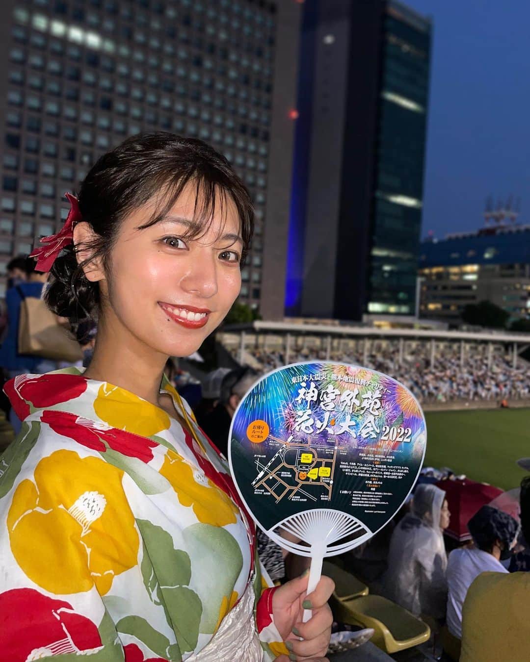 のインスタグラム：「🎆 . PCR陰性確認取れたので 3年ぶりに行われた 神宮外苑の花火大会に行ってきました✨ . 大学4年生の時に 同期で行って以来の神宮花火💕 . あいにくのお天気でしたが 久しぶりに浴衣を着て 綺麗な花火を見て大満足でした🥺 . #神宮外苑花火大会 #神宮花火大会  #浴衣 #夏」